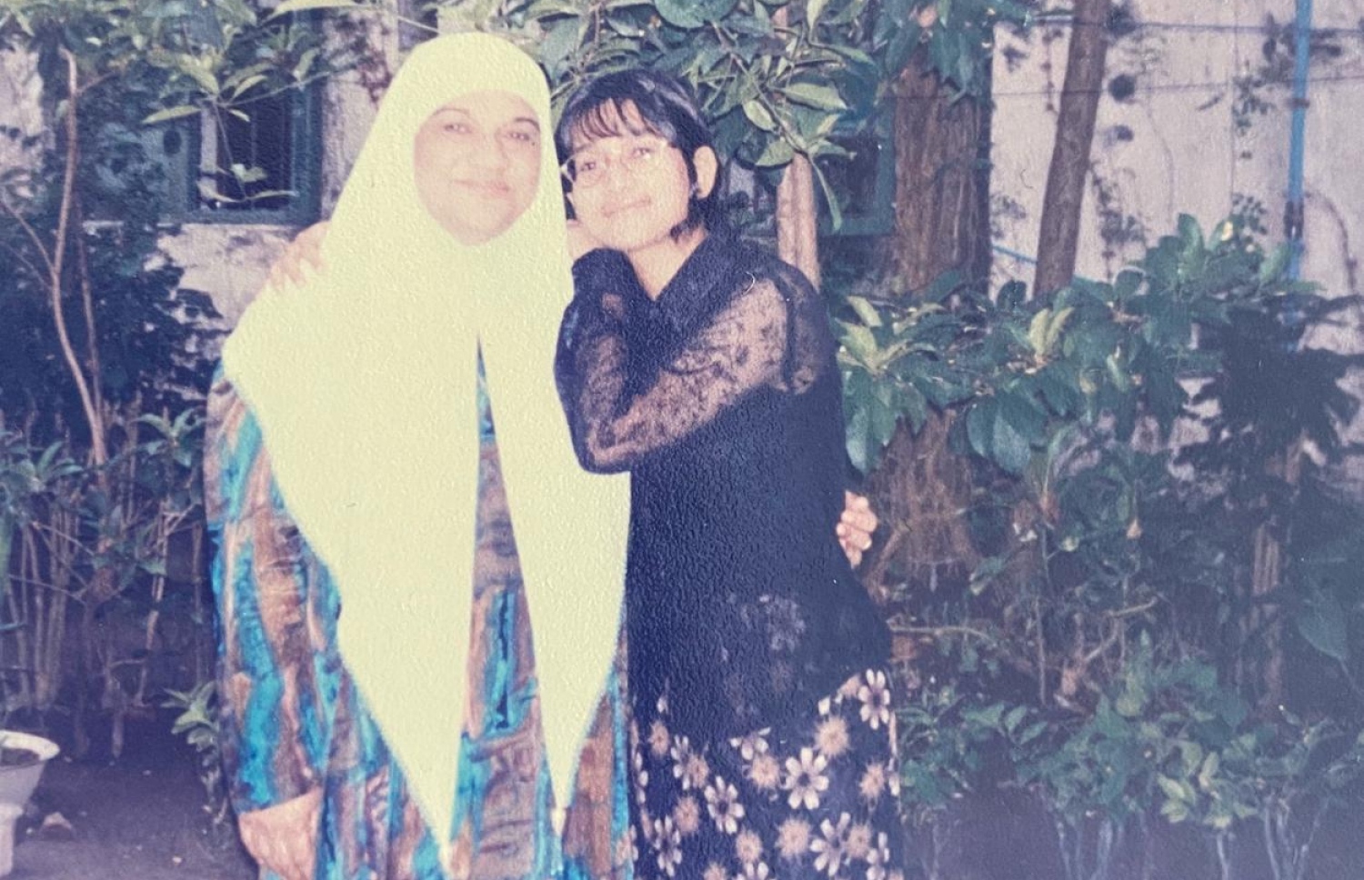 އަމީނާ (ވ) އޭނާގެ ދޮށީ އަންހެން ދަރިފުޅު ފަރަހަނާޒްއާ އެކު.