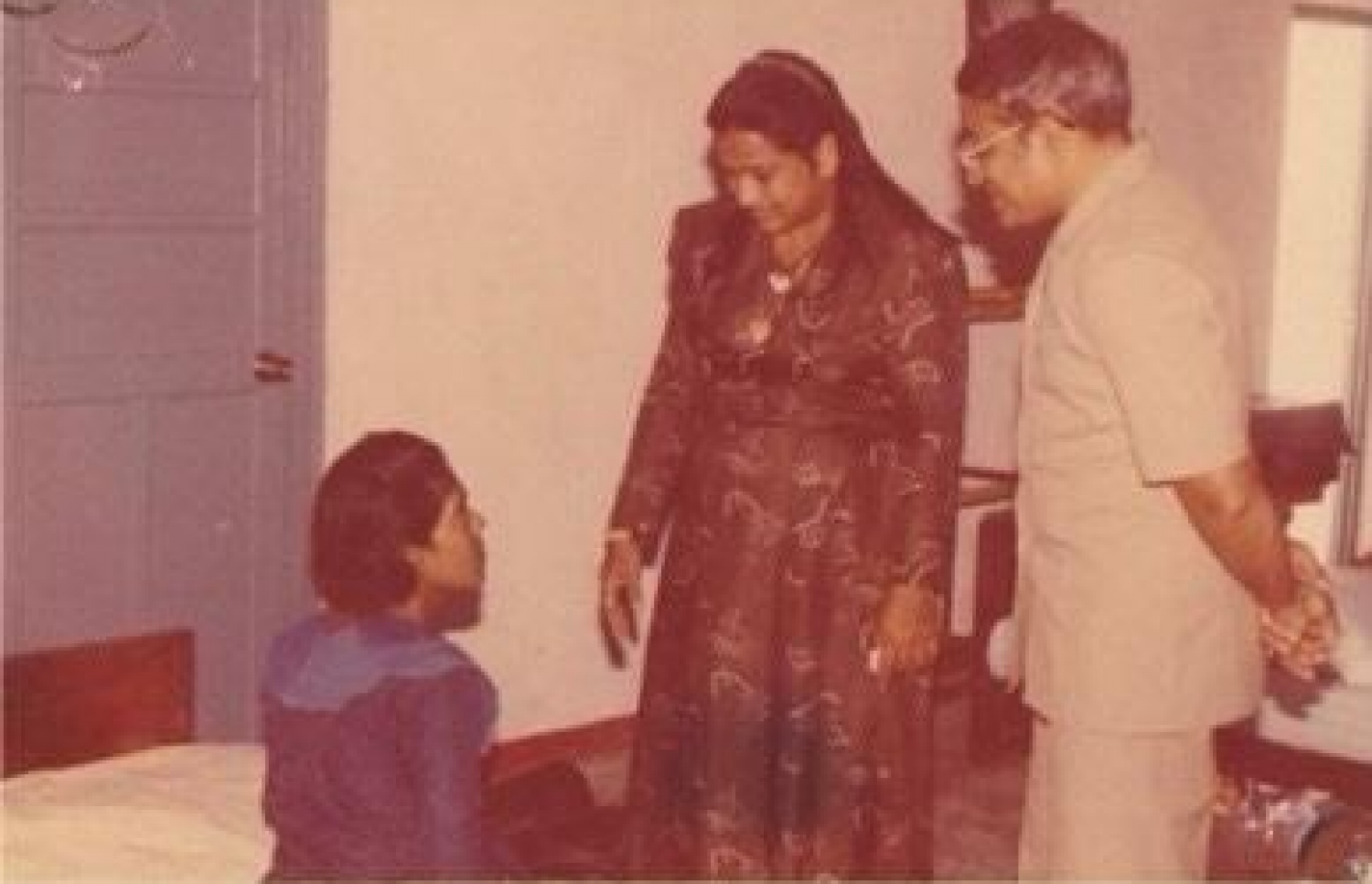 އަމީނާ (މ) ރައީސް މައުމޫން އަރިހުގައި ކ. ގުރައިދޫގައި ހުންނަ މަރުކަޒަށް ކުރެއްވި ޒިޔާރަތެއްގައި މީހަކާ ވާހަކަދައްކަވަނީ.