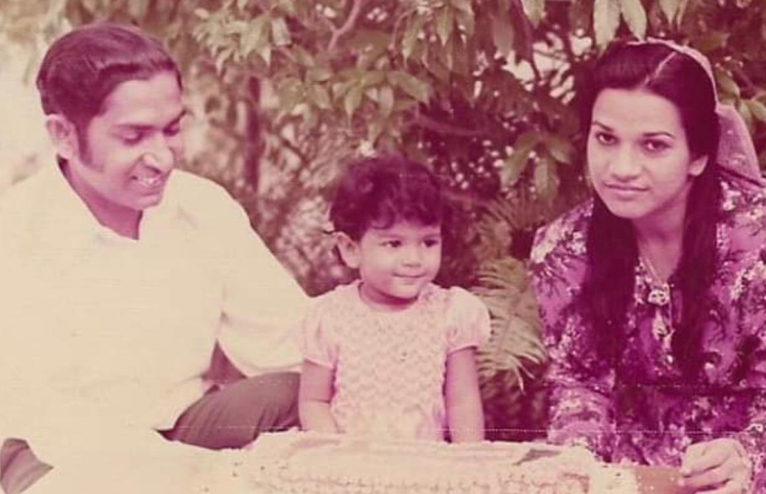 އަމީނާ (ކ) އާއި ފިރިކަލުން މާވާގޭ އަބްދުލްހަމީދު އަހުމަދު (ވ) އެ ދެމަފިރިންގެ ދަރިފުޅު ޝުވޭކާރު އާ އެކު: އަމީނާއާ އަވަހާރަވީއިރު ހަމީދުއާ ދެބޭފުޅުންގެ ކައިވެންޏަށް ވަނީ 49 އަހަރުވެފައި.