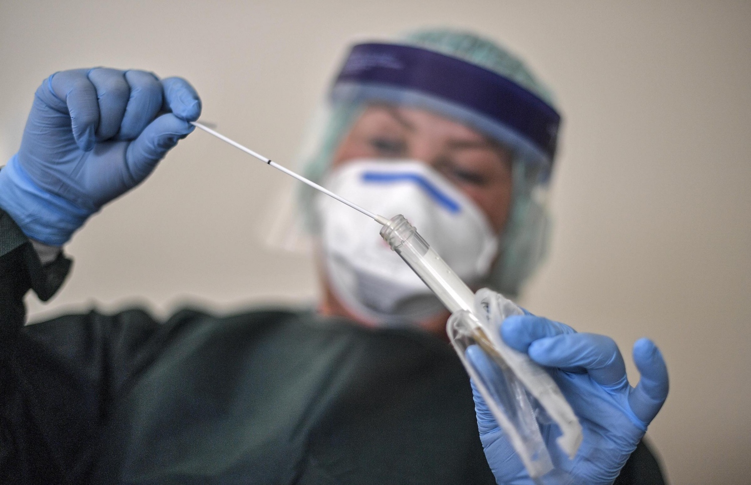 ކޮވިޑް-19 އަށް ޓެސްޓްކުރުމަށް ސާމްޕަލް ނަގަނީ