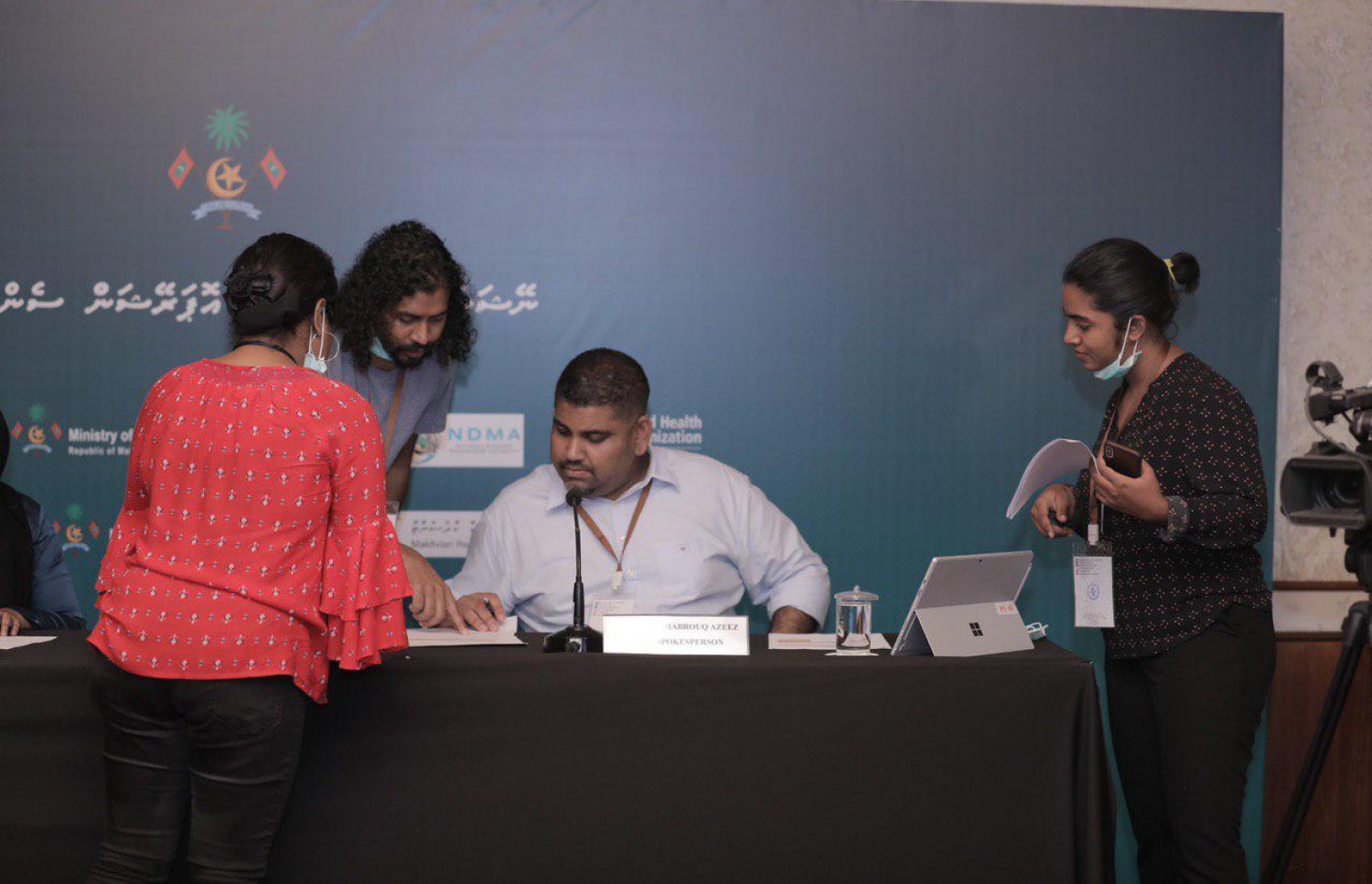 ޕްރެސް ޓީމާ އެކު މަބްރޫކް މީޑިއާ ބްރީފިން އަށް ތައްޔާރުވަނީ.