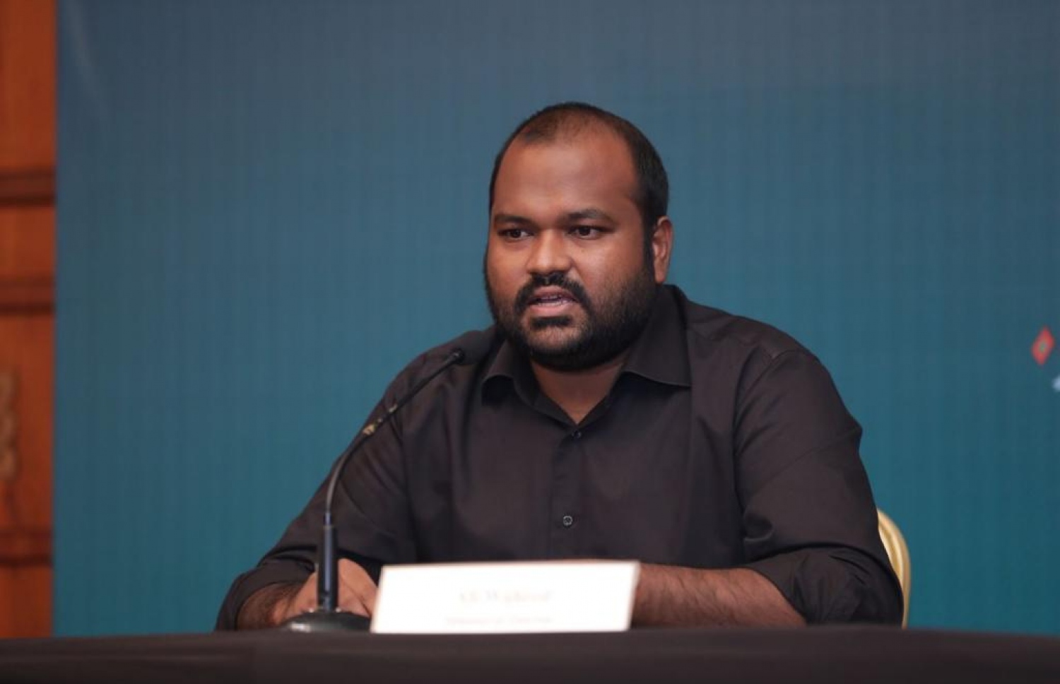 މިނިސްޓަރު އަލީ ވަހީދު މިއަދުގެ މީޑިއާ ބްރީފިންގައި ނޫސްވެރިންގެ ސުވާލުތަކަށް ޖަވާބު ދެއްވަނީ.