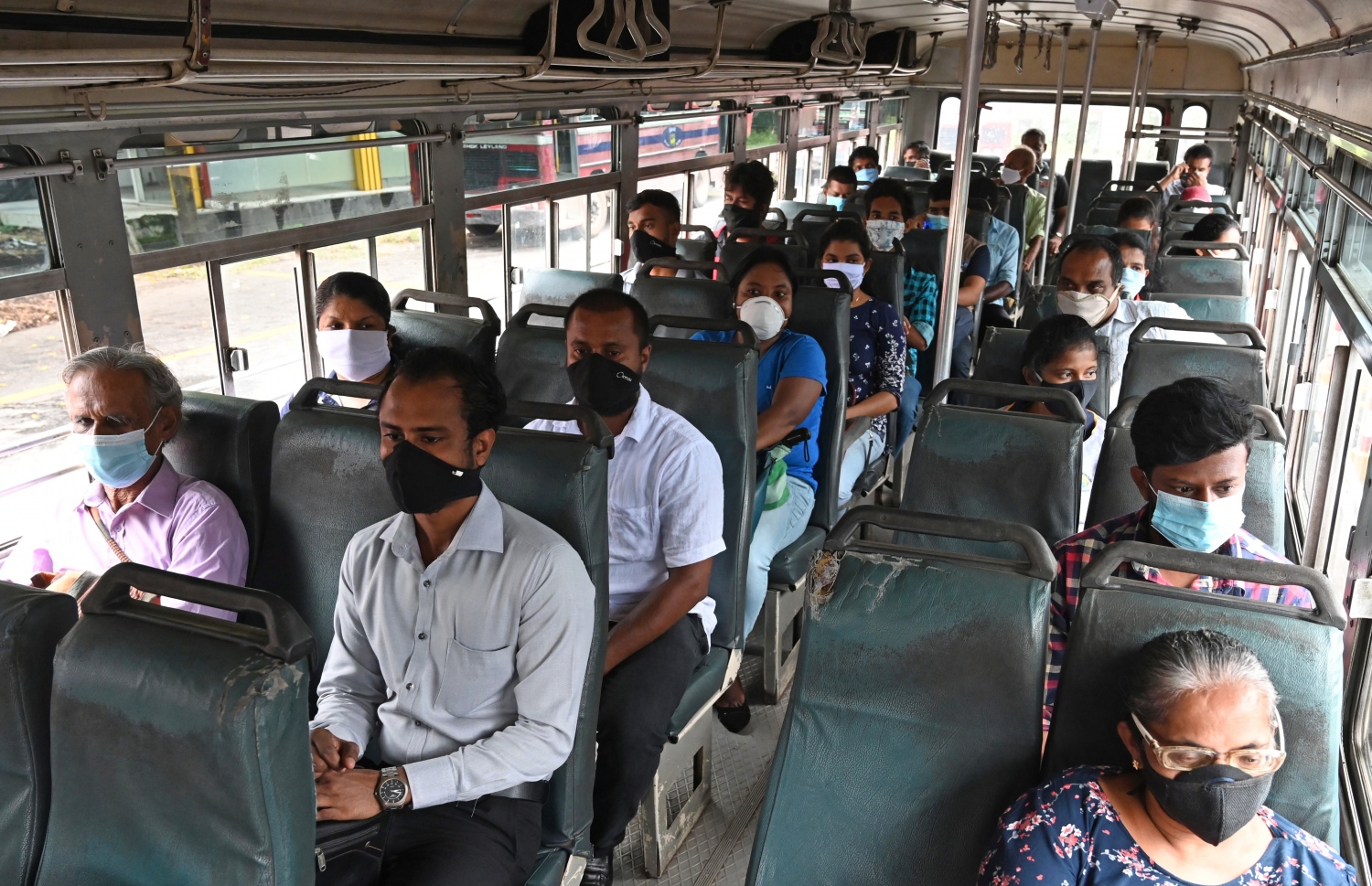 ފަންސާސް ދެ ދުވަހަށް ފަހު ލަންކާ ހުޅުވާލުމުން ސަރުކާރު މުވައްޒަފުންތަކެއް ބަހެއްގައި މަސައްކަތަށް ދަނީ. --ފޮޓޯ:އޭއެފްޕީ