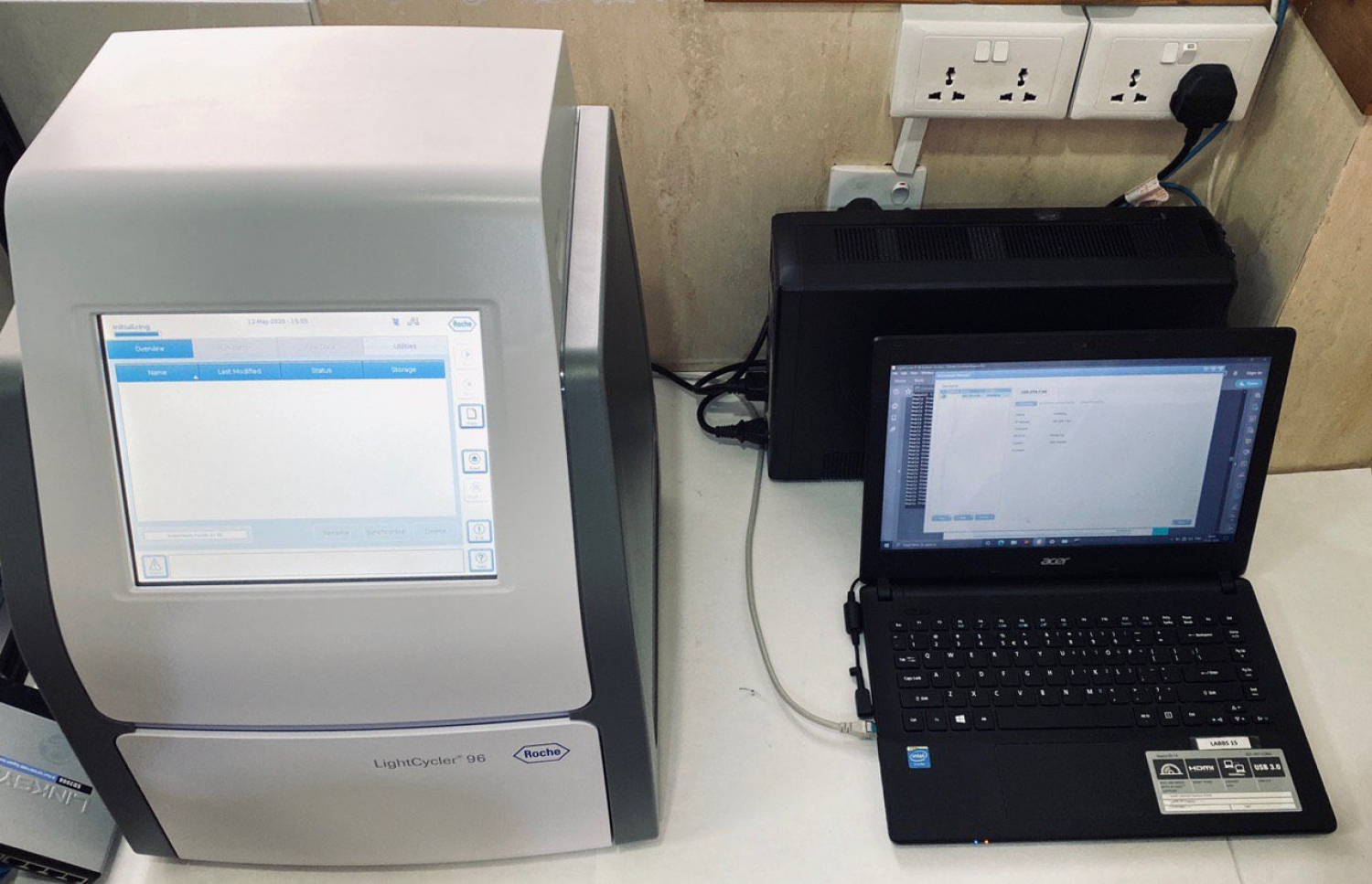 ކޮވިޑް-19 އަށް ޓެސްޓުކުރަން ބޭނުންވާ ޕީސީއާރު މެޝިން އިންސްޓޯލްކޮށް އެކަމުގެ މަސައްކަތް ކުރިއަށްދަނީ.-- ފޮޓޯ: އޭޑީކޭ ޓްރޭޑް ކުންފުނި