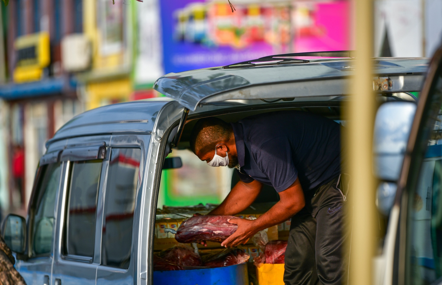 މާލެ: މޭ 14، 2020: ބާޒާރުމަތީ މަސްދޯނިތަކުން މަސްވިއްކުން-- ފޮޓޯ: އަހުމަދު އަވްޝަން / މިހާރު