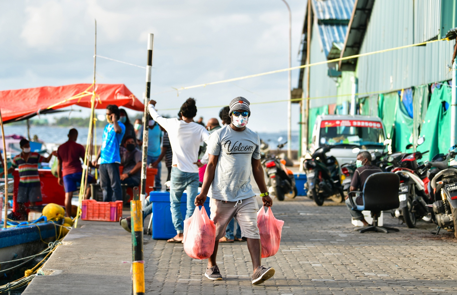 މާލެ: މޭ 14، 2020: ބާޒާރުމަތިން މީހަކު މަސްގަނެގެން ހިފައިގެން ދަނީ.-- ފޮޓޯ: އަހުމަދު އަވްޝަން / މިހާރު