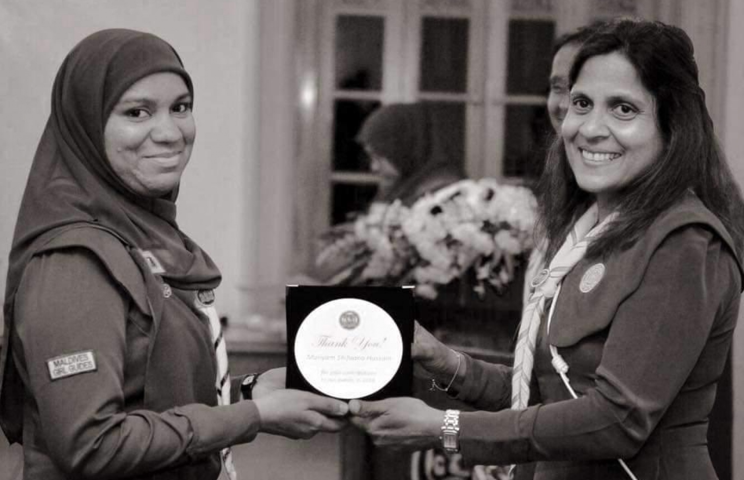 ގާލް ގައިޑް އެސޯސިއޭޝަނުގެ ހަފުލާއެއްގައި ޝިފާނާ އަށް، ފަސްޓް ލޭޑީ ފަޒްނާ އަހްމަދު ހަނދާނީ ފިލައެއް އަރުވަނީ.