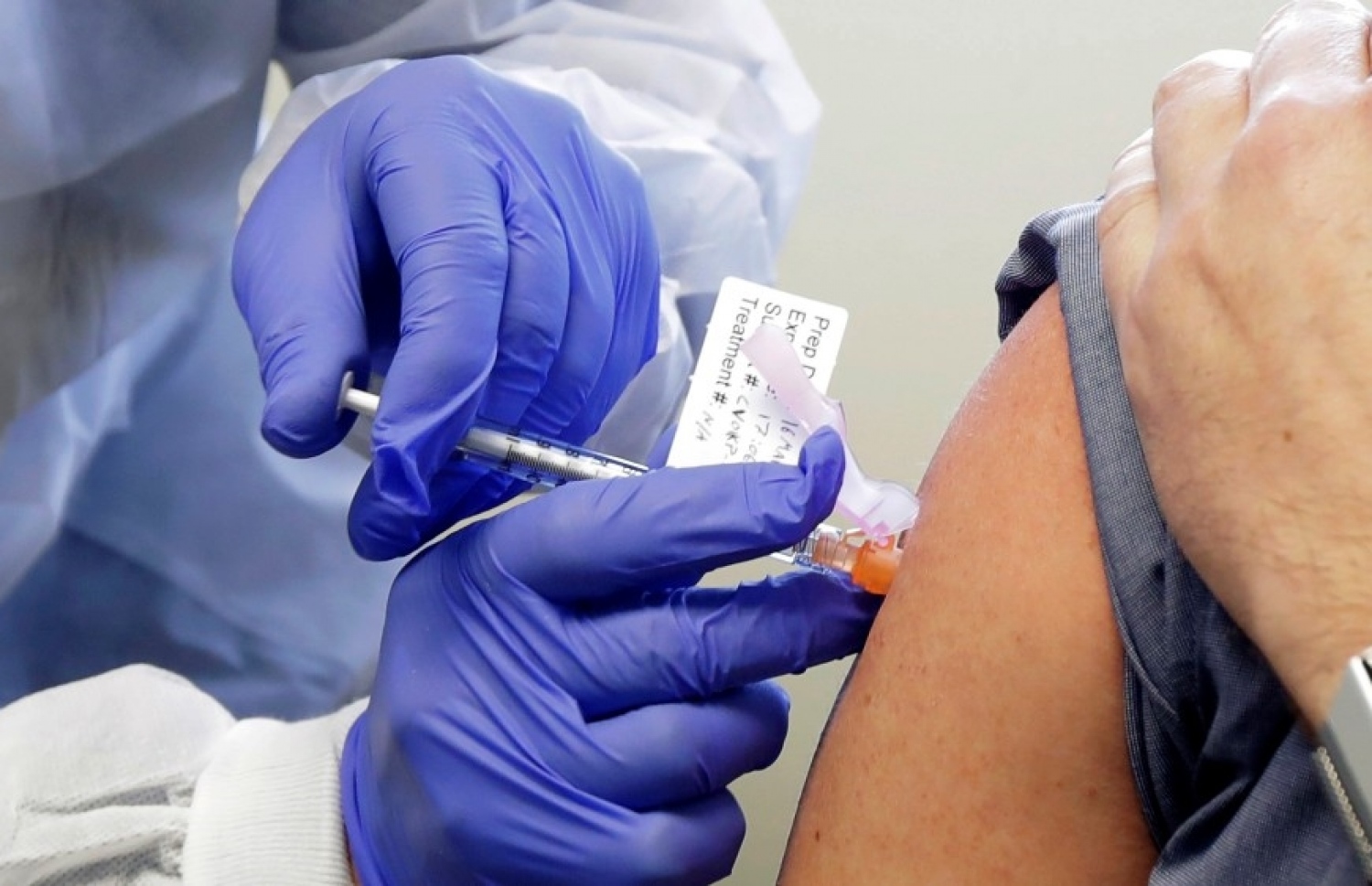 ވޮޝިންޓަން ހެލްތު ރިސާޗް އިންސްޓިޓިއުޓުގައި ކޮރޯނާވައިރަހުގެ ވެކްސިން ޓެސްޓްކުރަން މީހެއްގެ ހަށިގަނޑަށް ޖަހަނީ: ދުނިޔޭގެ އެކި ހިސާބުތަކުގައި އަންނަނީ ވެކްސިން ޓެސްޓް ކުރަމުން. --ފޮޓޯ:އޭޕީ