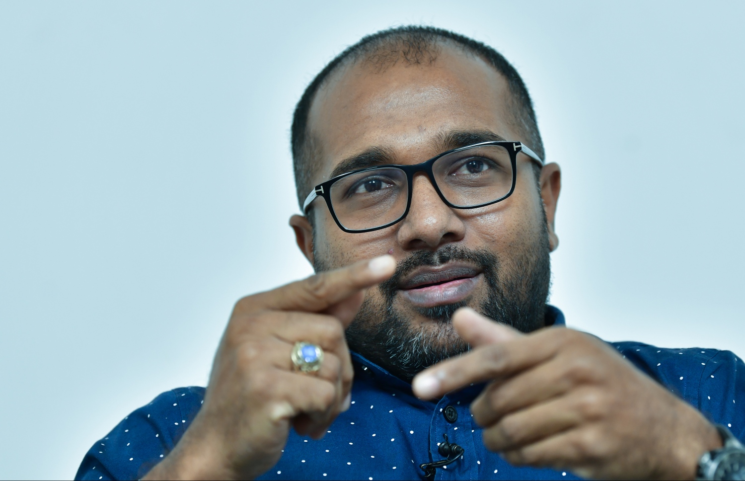 އިހްސާން، "މިހާރު" އާ ވާހަކަ ދައްކަަވަނީ.---ފޮޓޯ: ނިޝާން އަލީ/މިހާރު