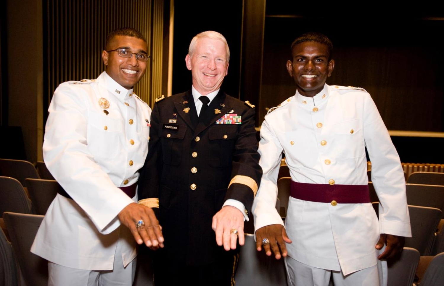 އިހުސާނާ އެކު އެފަހަރު ވެސްޓް ޕޮއިންޓްގައި ކިޔެވި ދިވެހި އަނެއް ދަރިވަރު އަހުމަދު މޫމިން، އެމެރިކާގެ އަސްކަރިއްޔާގެ އިސް ބޭފުޅަކާ އެކު ކްލާސް ރިންގު ދައްކާލައްވަނީ