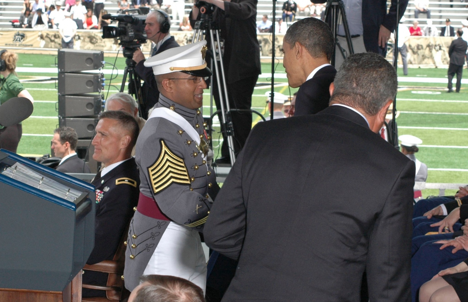 އިހުސާންގެ ގްރެޖުއޭޝަންގައި ރައީސް އޮބާމާ ސަލާންކުރައްވަނީ