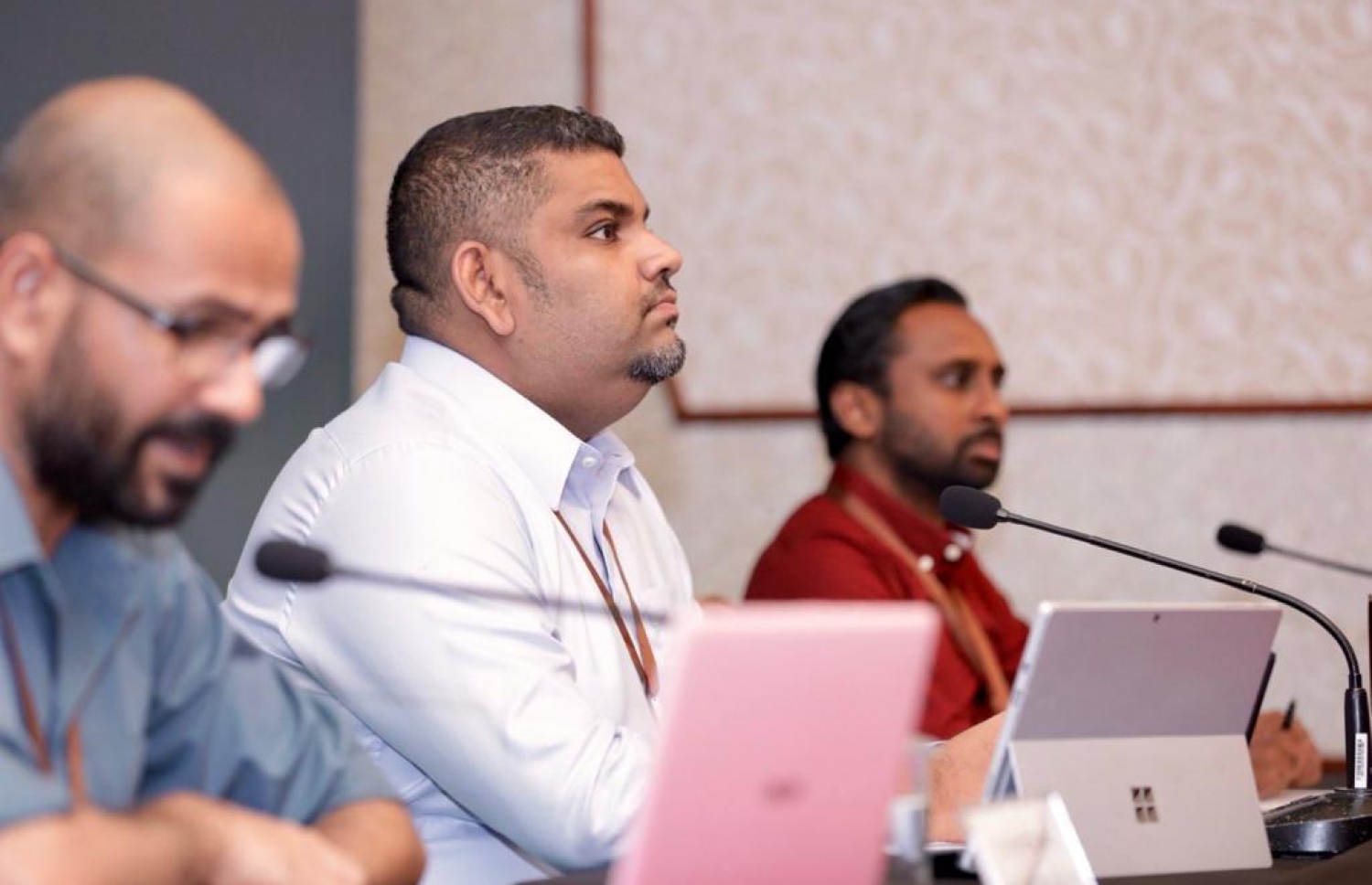 ނެޝަަނަލް އިމަޖެެންސީ އޮޕަރޭޝަން ސެންޓަރުގައި މިރޭ ބޭއްވި މީޑިއާ ބްރީފިން ގައި އެޗްޕީއޭގެ އެޕިޑެމިއޮލޮޖިސްޓް ޑރ. އިބްރާހީމް އަފްޒަލް ވާހަކަ ދައްކަވަނީ. އޭނާ ވިދާޅުވީ ލޮކްޑައުންއާ މެދު ގޮތެއް ނިންމާނީ މުއްދަތު ހަމަވާއިރު ހާލަތު އޮންނަ ގޮތަށް ބަލާފައި ކަމަށް.