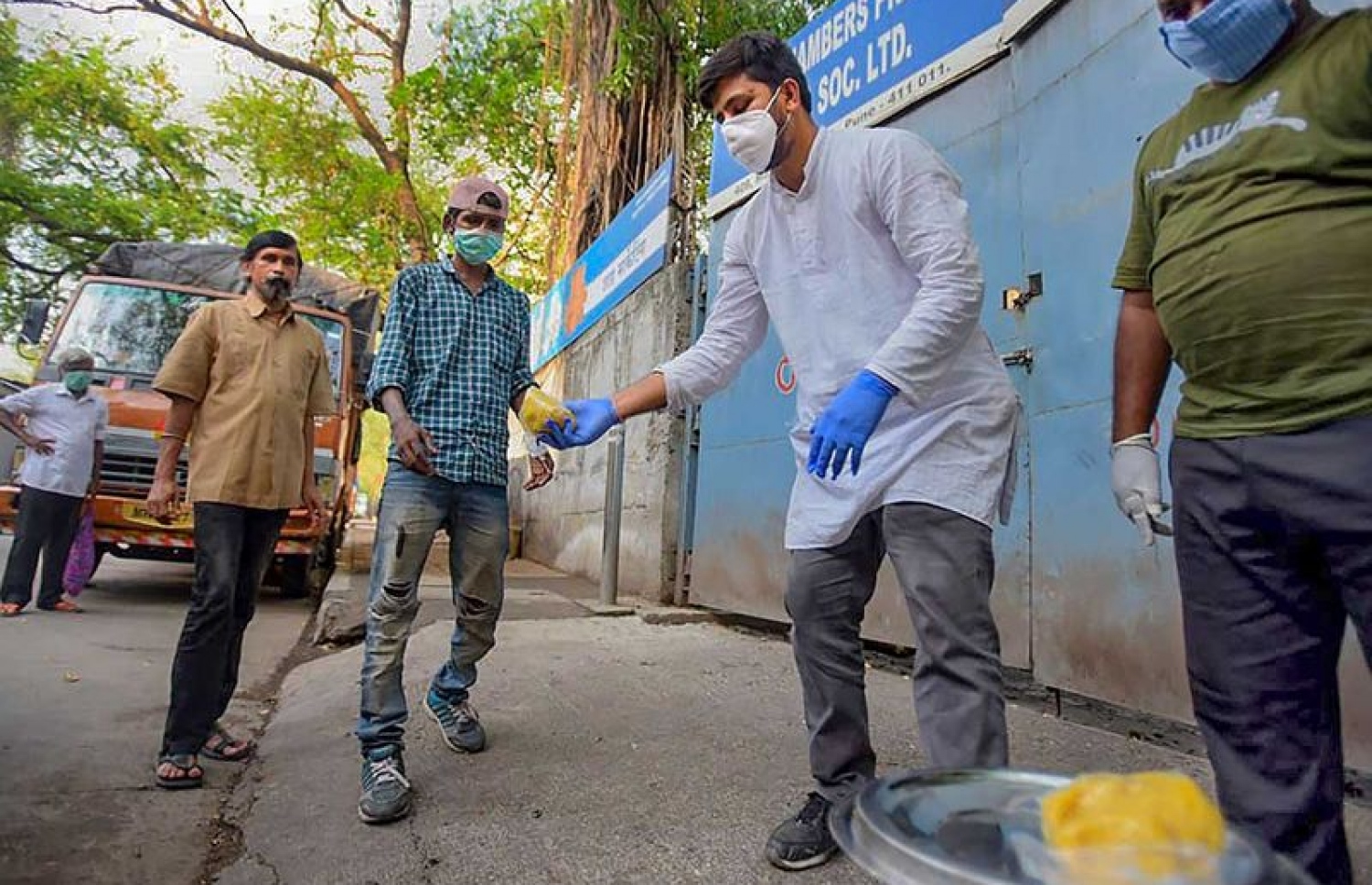 އަކްޝޭ ކާނާ ބަހަނީ.