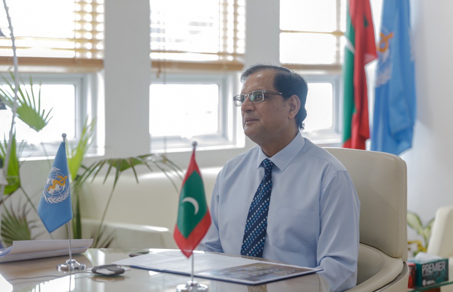 ޑަބްލިއުއެޗްއޯ އިން ޜާއްޖެ އަށް ޓެސްޓު ކިޓާއި ޕީޕީއީ މިއަދު ހަދިޔާ ކުރުމާ ގުޅިގެން، ހެލްތު މިނިސްޓަރު އަމީން، ރާއްޖޭގައި ހުންނަވާ އެ ޖަމާއަތުގެ މަންދޫބު ޑރ. އަރްވިންދާ ގުޅުއްވައި ޝުކުރު އަދާކުރައްވާއިރު، އަރްވިންދު އަޑުއައްސަވަނީ.