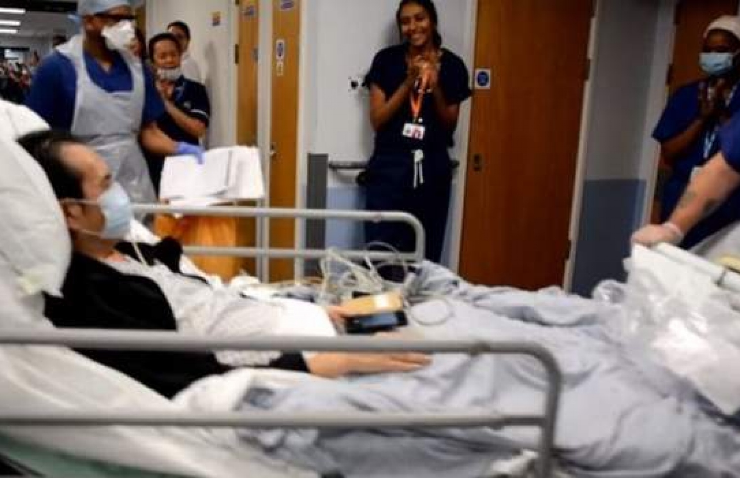 ނަރުސް ފެލިކްސް އައިސީޔޫ އިން ވޯޑަށް ބަދަލުކުރި އިރު ހޮސްޕިޓަލްގެ ސްޓާފުން ހިތްވަރު ދެނީ. --ފޮޓޯ:ބީބީސީ