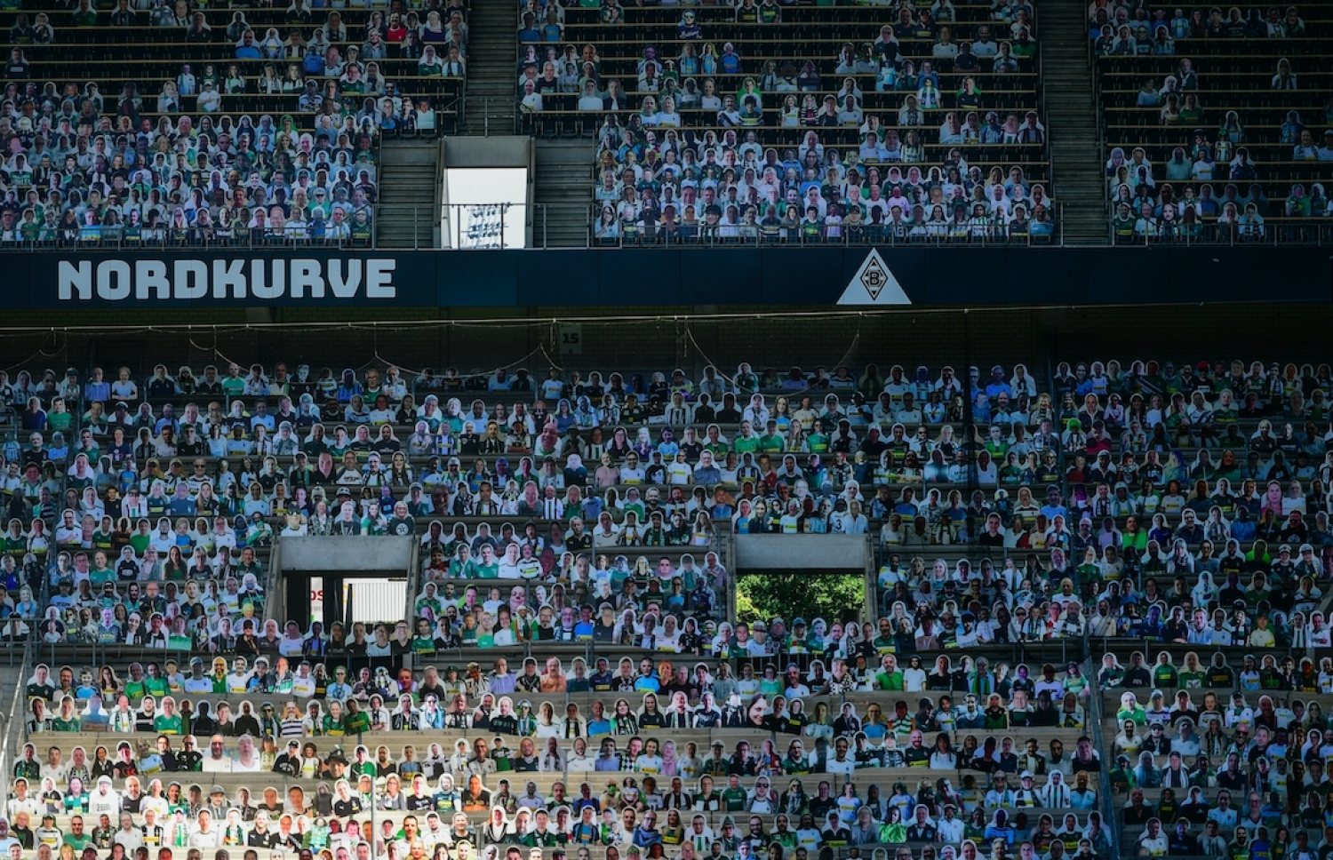 ބޮރޫސިއާ ޕާކްގައި ސަޕޯޓަރުންގެ ފޮޓޯ ޖެހި ކަޓް ބޯޑު ހަރުކޮށްފައި: ފުރަތަަމަ މެޗު ކުޅޭނީ ހޮނިހިރު ދުވަހު. -- ފޮޓޯ: އޭއެފްޕީ