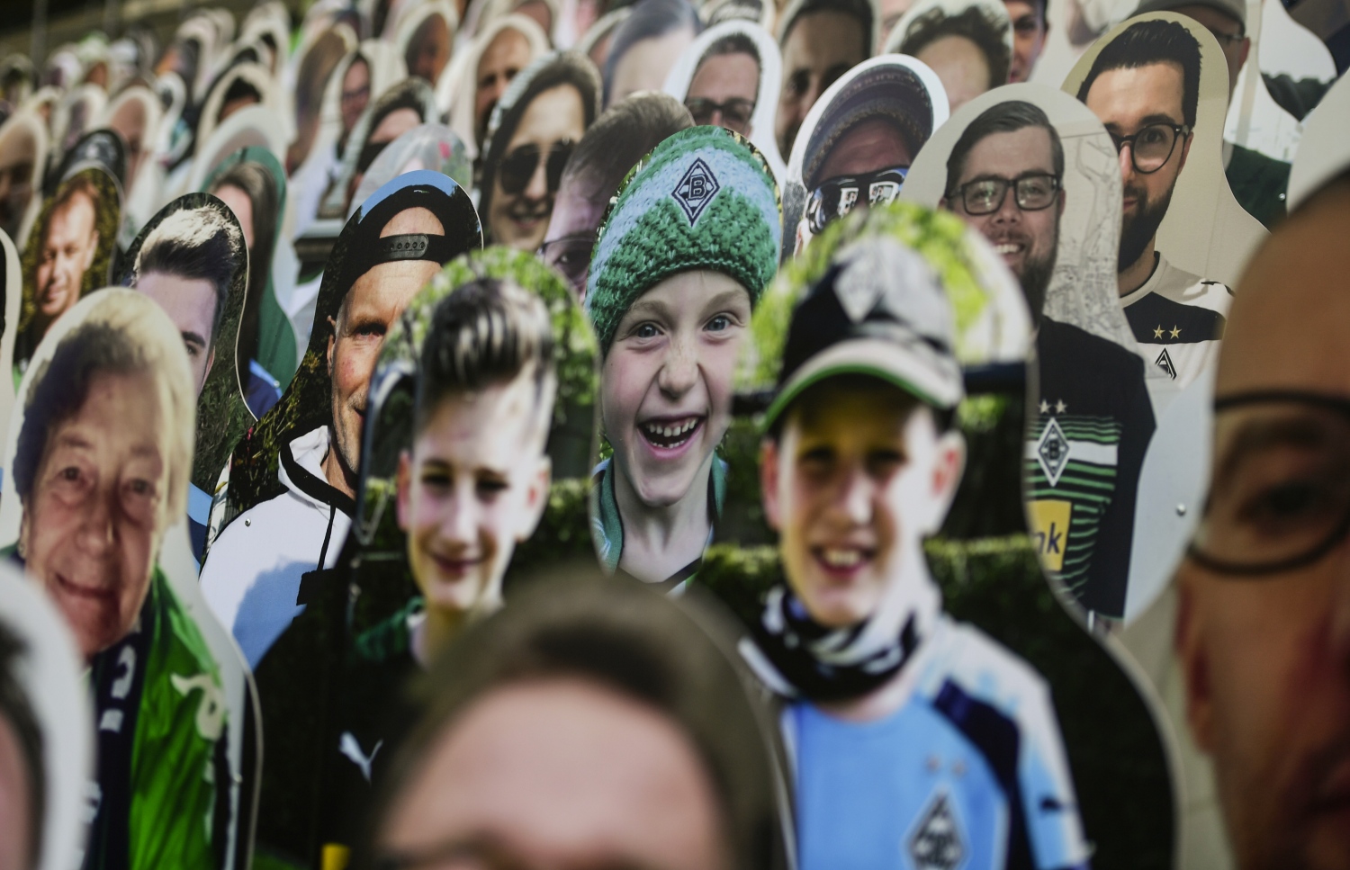 ބޮރޫޝިއާ ޕާކްގައި ހަރުކޮށްފައިވާ ސަޕޯޓަރުންގެ ފޮޓޯ ޖެހި ކަޓް ބޯޑުތަކެއް. -- ފޮޓޯ: އޭއެފްޕީ