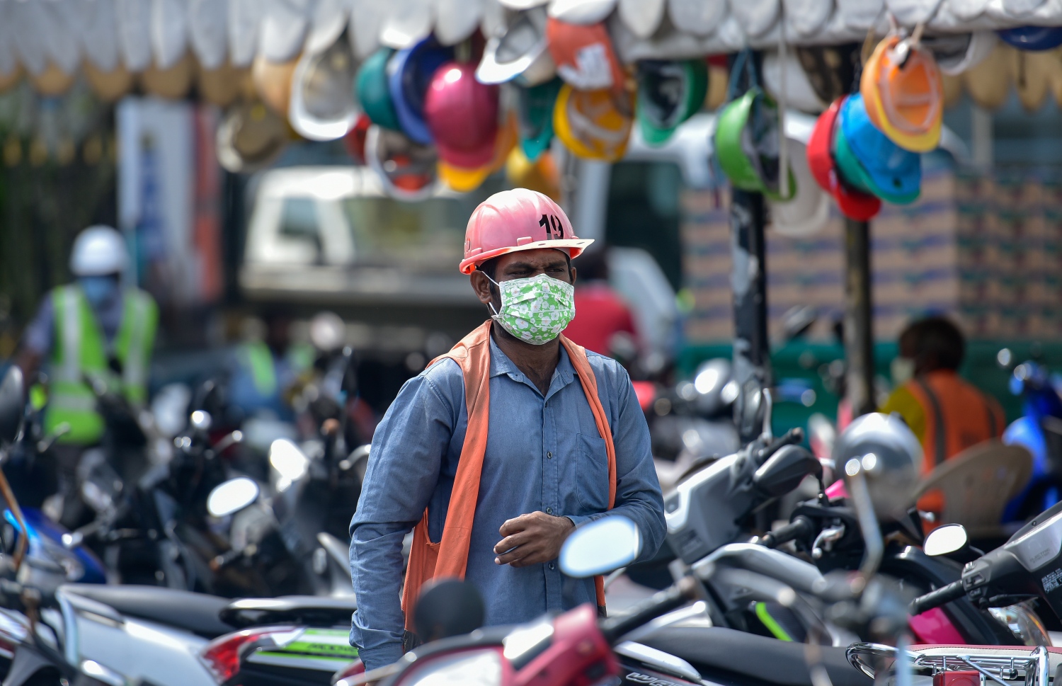 މާލެ: މޭ 21, 2020- ކޮވިޑް-19 އާ ގުޅިގެން މާލެ ސަރަހައްދު ލޮކްޑައުން ކޮށްފައިވާ މި އުނދަގޫ ވަގުތުގައި ވެސް މާލޭ ވިޔަފާރި ބަނދަރުގެ މުވައްޒަފުންގެ މަސައްކަތްތަކަށް މަޑުޖެހުމެއް ނެތި ދަނީ ކުރިއަށް ގެންދަމުން.-- ފޮޓޯ: އަހުމަދު އަވްޝަން / މިހާރު