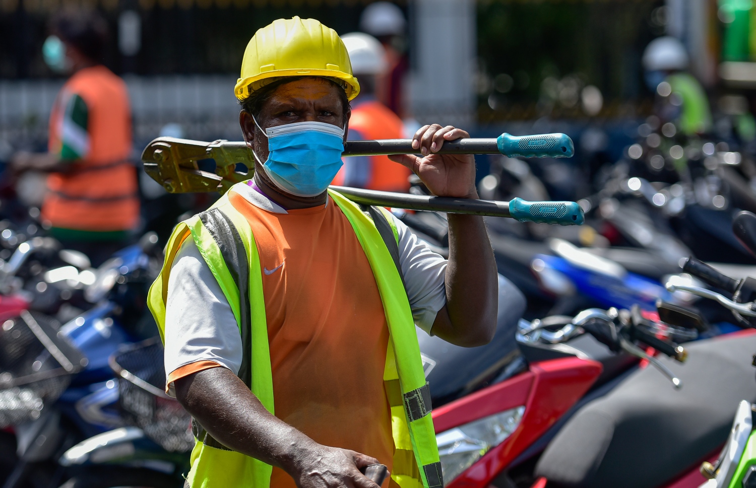 މާލެ: މޭ 21, 2020- ކޮވިޑް-19 އާ ގުޅިގެން މާލެ ސަރަހައްދު ލޮކްޑައުން ކޮށްފައިވާ މި އުނދަގޫ ވަގުތުގައި ވެސް މާލޭ ވިޔަފާރި ބަނދަރުގެ މުވައްޒަފުންގެ މަސައްކަތްތަކަށް މަޑުޖެހުމެއް ނެތި ދަނީ ކުރިއަށް ގެންދަމުން.-- ފޮޓޯ: އަހުމަދު އަވްޝަން / މިހާރު