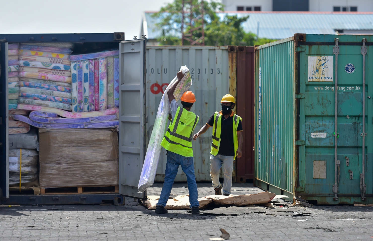 މާލެ: މޭ 21, 2020- ކޮވިޑް-19 އާ ގުޅިގެން މާލެ ސަރަހައްދު ލޮކްޑައުން ކޮށްފައިވާ މި އުނދަގޫ ވަގުތުގައި ވެސް މާލޭ ވިޔަފާރި ބަނދަރުގެ މުވައްޒަފުންގެ މަސައްކަތްތަކަށް މަޑުޖެހުމެއް ނެތި ދަނީ ކުރިއަށް ގެންދަމުން.-- ފޮޓޯ: އަހުމަދު އަވްޝަން / މިހާރު