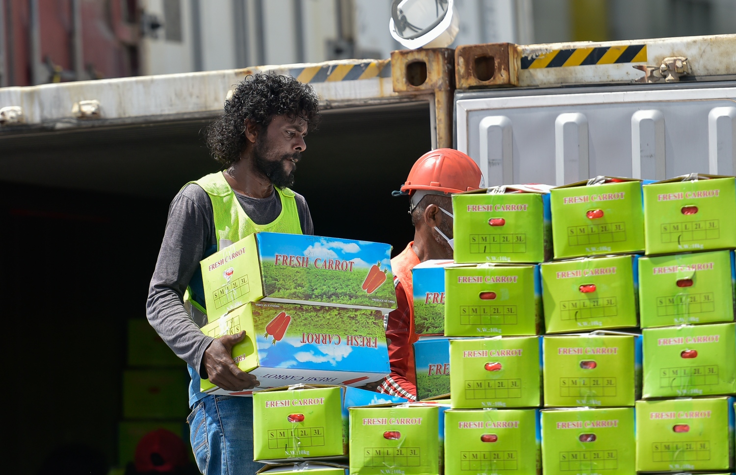 މާލެ: މޭ 21, 2020- ކޮވިޑް-19 އާ ގުޅިގެން މާލެ ސަރަހައްދު ލޮކްޑައުން ކޮށްފައިވާ މި އުނދަގޫ ވަގުތުގައި ވެސް މާލޭ ވިޔަފާރި ބަނދަރުގެ މުވައްޒަފުންގެ މަސައްކަތްތަކަށް މަޑުޖެހުމެއް ނެތި ދަނީ ކުރިއަށް ގެންދަމުން.-- ފޮޓޯ: އަހުމަދު އަވްޝަން / މިހާރު