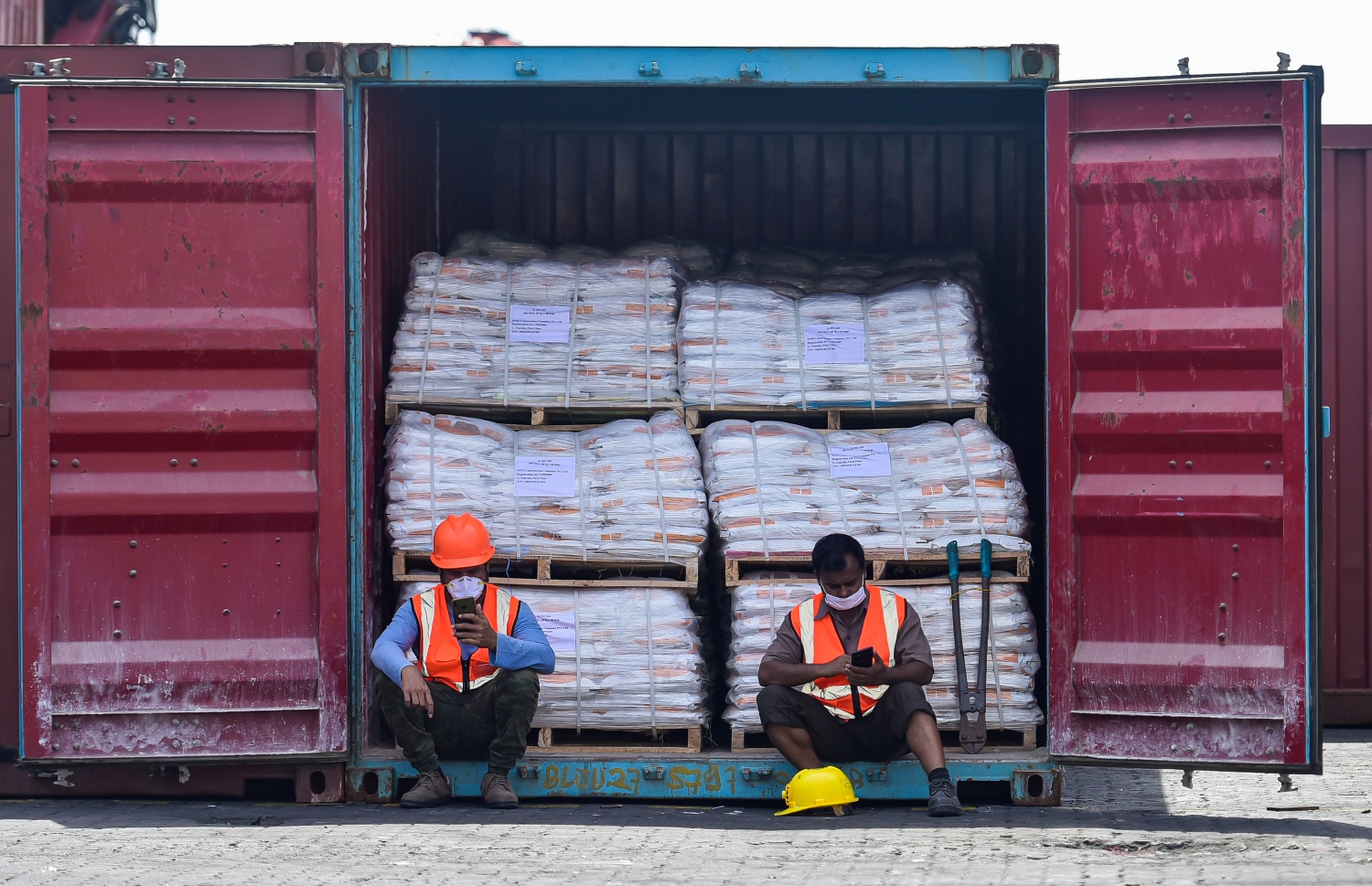 މާލެ: މޭ 21, 2020- ކޮވިޑް-19 އާ ގުޅިގެން މާލެ ސަރަހައްދު ލޮކްޑައުން ކޮށްފައިވާ މި އުނދަގޫ ވަގުތުގައި ވެސް މާލޭ ވިޔަފާރި ބަނދަރުގެ މުވައްޒަފުންގެ މަސައްކަތްތަކަށް މަޑުޖެހުމެއް ނެތި ދަނީ ކުރިއަށް ގެންދަމުން.-- ފޮޓޯ: އަހުމަދު އަވްޝަން / މިހާރު