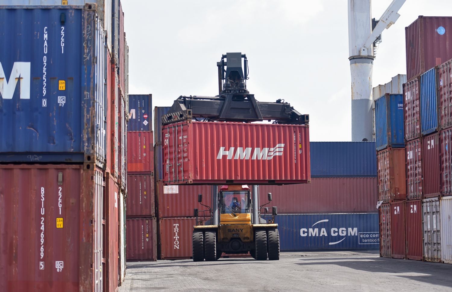 މާލެ: މޭ 21, 2020- ކޮވިޑް-19 އާ ގުޅިގެން މާލެ ސަރަހައްދު ލޮކްޑައުން ކޮށްފައިވާ މި އުނދަގޫ ވަގުތުގައި ވެސް މާލޭ ވިޔަފާރި ބަނދަރުގެ މުވައްޒަފުންގެ މަސައްކަތްތަކަށް މަޑުޖެހުމެއް ނެތި ދަނީ ކުރިއަށް ގެންދަމުން.-- ފޮޓޯ: އަހުމަދު އަވްޝަން / މިހާރު