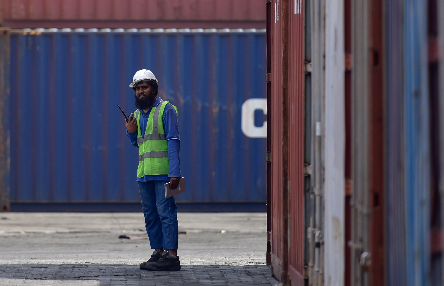 މާލެ: މޭ 21, 2020- ކޮވިޑް-19 އާ ގުޅިގެން މާލެ ސަރަހައްދު ލޮކްޑައުން ކޮށްފައިވާ މި އުނދަގޫ ވަގުތުގައި ވެސް މާލޭ ވިޔަފާރި ބަނދަރުގެ މުވައްޒަފުންގެ މަސައްކަތްތަކަށް މަޑުޖެހުމެއް ނެތި ދަނީ ކުރިއަށް ގެންދަމުން.-- ފޮޓޯ: އަހުމަދު އަވްޝަން / މިހާރު