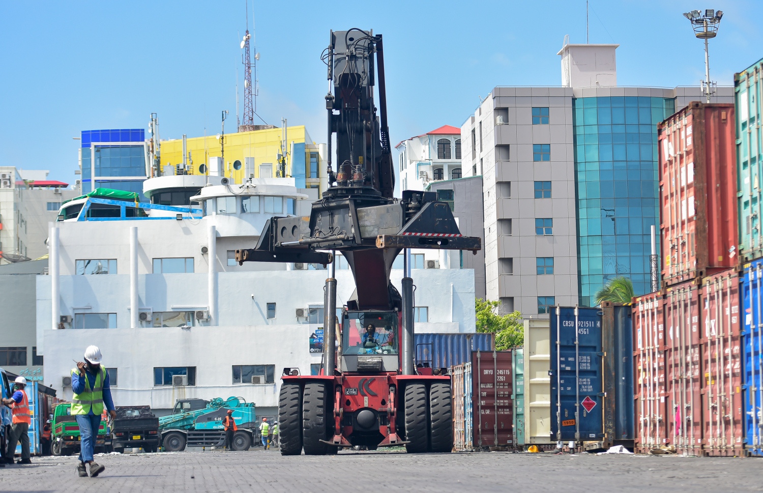 މާލެ: މޭ 21, 2020- ކޮވިޑް-19 އާ ގުޅިގެން މާލެ ސަރަހައްދު ލޮކްޑައުން ކޮށްފައިވާ މި އުނދަގޫ ވަގުތުގައި ވެސް މާލޭ ވިޔަފާރި ބަނދަރުގެ މުވައްޒަފުންގެ މަސައްކަތްތަކަށް މަޑުޖެހުމެއް ނެތި ދަނީ ކުރިއަށް ގެންދަމުން.-- ފޮޓޯ: އަހުމަދު އަވްޝަން / މިހާރު