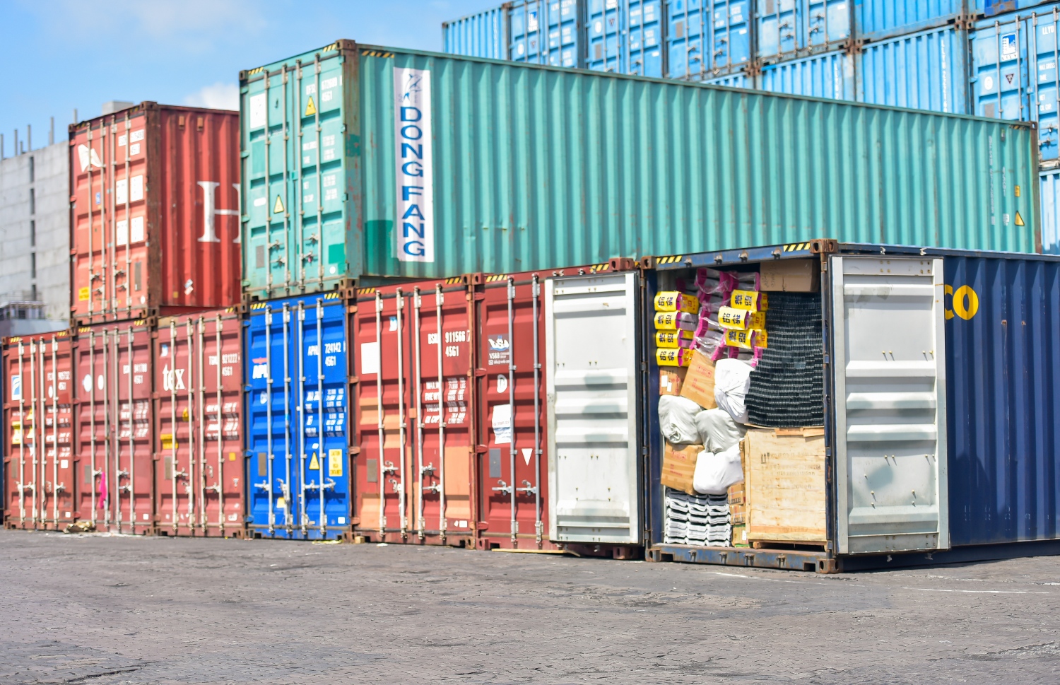 މާލެ: މޭ 21, 2020- ކޮވިޑް-19 އާ ގުޅިގެން މާލެ ސަރަހައްދު ލޮކްޑައުން ކޮށްފައިވާ މި އުނދަގޫ ވަގުތުގައި ވެސް މާލޭ ވިޔަފާރި ބަނދަރުގެ މުވައްޒަފުންގެ މަސައްކަތްތަކަށް މަޑުޖެހުމެއް ނެތި ދަނީ ކުރިއަށް ގެންދަމުން.-- ފޮޓޯ: އަހުމަދު އަވްޝަން / މިހާރު