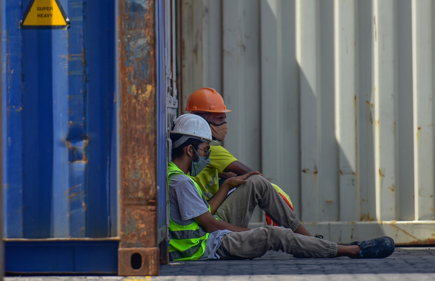 މާލެ: މޭ 21, 2020- ކޮވިޑް-19 އާ ގުޅިގެން މާލެ ސަރަހައްދު ލޮކްޑައުން ކޮށްފައިވާ މި އުނދަގޫ ވަގުތުގައި ވެސް މާލޭ ވިޔަފާރި ބަނދަރުގެ މުވައްޒަފުންގެ މަސައްކަތްތަކަށް މަޑުޖެހުމެއް ނެތި ދަނީ ކުރިއަށް ގެންދަމުން.-- ފޮޓޯ: އަހުމަދު އަވްޝަން / މިހާރު