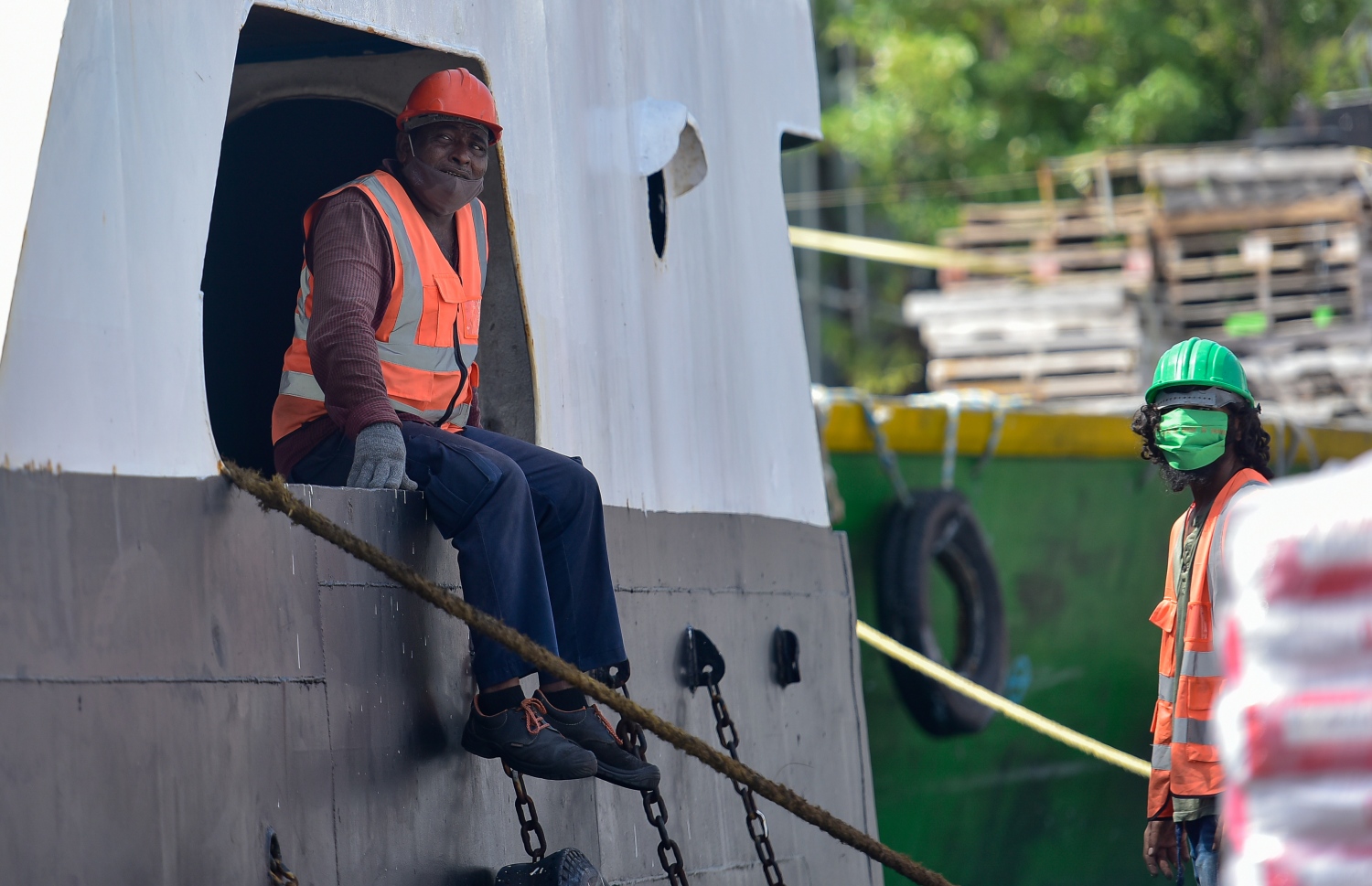 މާލެ: މޭ 21, 2020- ކޮވިޑް-19 އާ ގުޅިގެން މާލެ ސަރަހައްދު ލޮކްޑައުން ކޮށްފައިވާ މި އުނދަގޫ ވަގުތުގައި ވެސް މާލޭ ވިޔަފާރި ބަނދަރުގެ މުވައްޒަފުންގެ މަސައްކަތްތަކަށް މަޑުޖެހުމެއް ނެތި ދަނީ ކުރިއަށް ގެންދަމުން.-- ފޮޓޯ: އަހުމަދު އަވްޝަން / މިހާރު