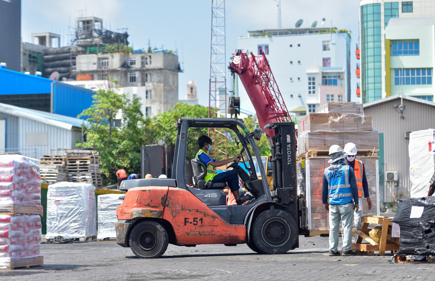 މާލެ: މޭ 21, 2020- ކޮވިޑް-19 އާ ގުޅިގެން މާލެ ސަރަހައްދު ލޮކްޑައުން ކޮށްފައިވާ މި އުނދަގޫ ވަގުތުގައި ވެސް މާލޭ ވިޔަފާރި ބަނދަރުގެ މުވައްޒަފުންގެ މަސައްކަތްތަކަށް މަޑުޖެހުމެއް ނެތި ދަނީ ކުރިއަށް ގެންދަމުން.-- ފޮޓޯ: އަހުމަދު އަވްޝަން / މިހާރު