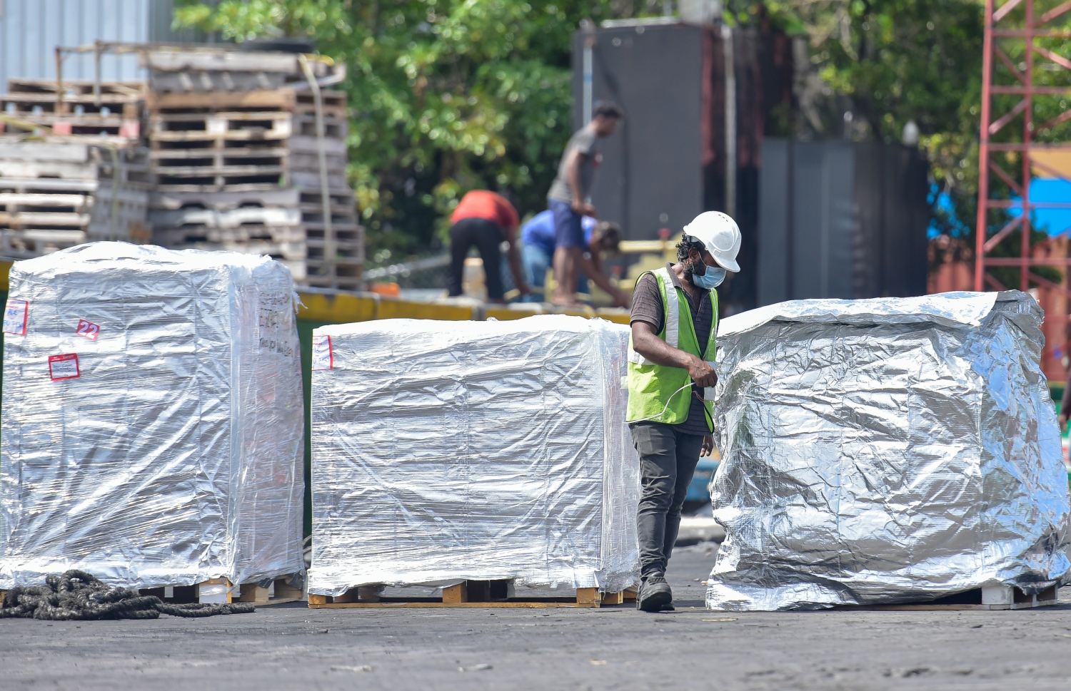 މާލެ: މޭ 21, 2020- ކޮވިޑް-19 އާ ގުޅިގެން މާލެ ސަރަހައްދު ލޮކްޑައުން ކޮށްފައިވާ މި އުނދަގޫ ވަގުތުގައި ވެސް މާލޭ ވިޔަފާރި ބަނދަރުގެ މުވައްޒަފުންގެ މަސައްކަތްތަކަށް މަޑުޖެހުމެއް ނެތި ދަނީ ކުރިއަށް ގެންދަމުން.-- ފޮޓޯ: އަހުމަދު އަވްޝަން / މިހާރު