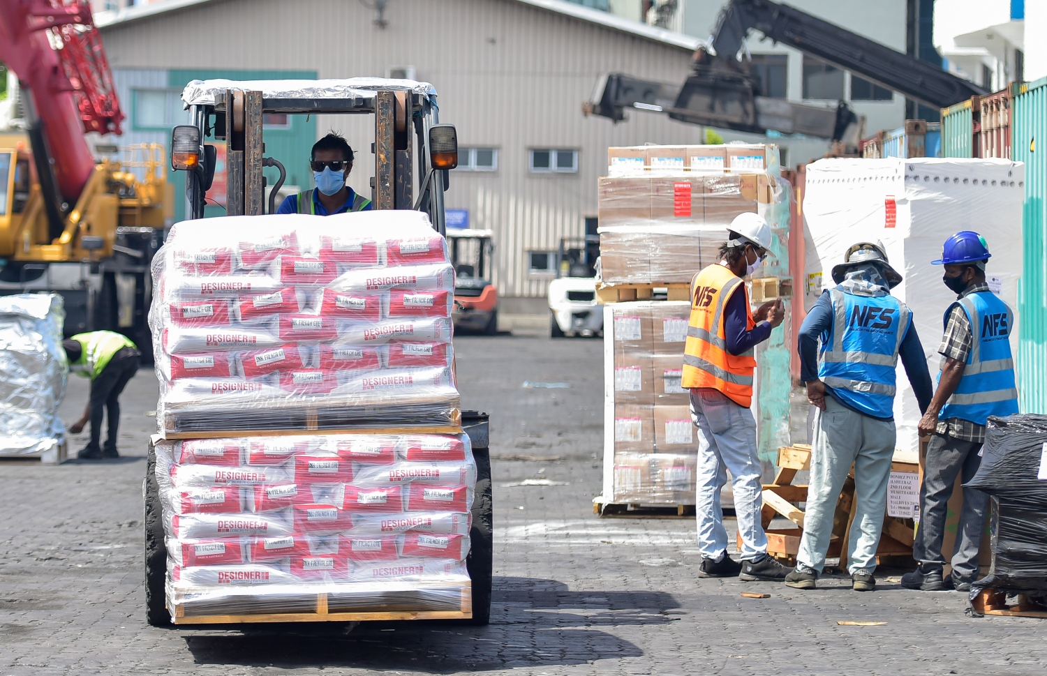 މާލެ: މޭ 21, 2020- ކޮވިޑް-19 އާ ގުޅިގެން މާލެ ސަރަހައްދު ލޮކްޑައުން ކޮށްފައިވާ މި އުނދަގޫ ވަގުތުގައި ވެސް މާލޭ ވިޔަފާރި ބަނދަރުގެ މުވައްޒަފުންގެ މަސައްކަތްތަކަށް މަޑުޖެހުމެއް ނެތި ދަނީ ކުރިއަށް ގެންދަމުން.-- ފޮޓޯ: އަހުމަދު އަވްޝަން / މިހާރު