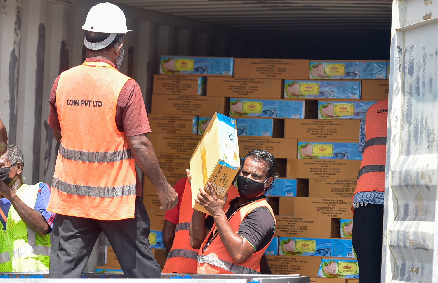 މާލެ: މޭ 21, 2020- ކޮވިޑް-19 އާ ގުޅިގެން މާލެ ސަރަހައްދު ލޮކްޑައުން ކޮށްފައިވާ މި އުނދަގޫ ވަގުތުގައި ވެސް މާލޭ ވިޔަފާރި ބަނދަރުގެ މުވައްޒަފުންގެ މަސައްކަތްތަކަށް މަޑުޖެހުމެއް ނެތި ދަނީ ކުރިއަށް ގެންދަމުން.-- ފޮޓޯ: އަހުމަދު އަވްޝަން / މިހާރު