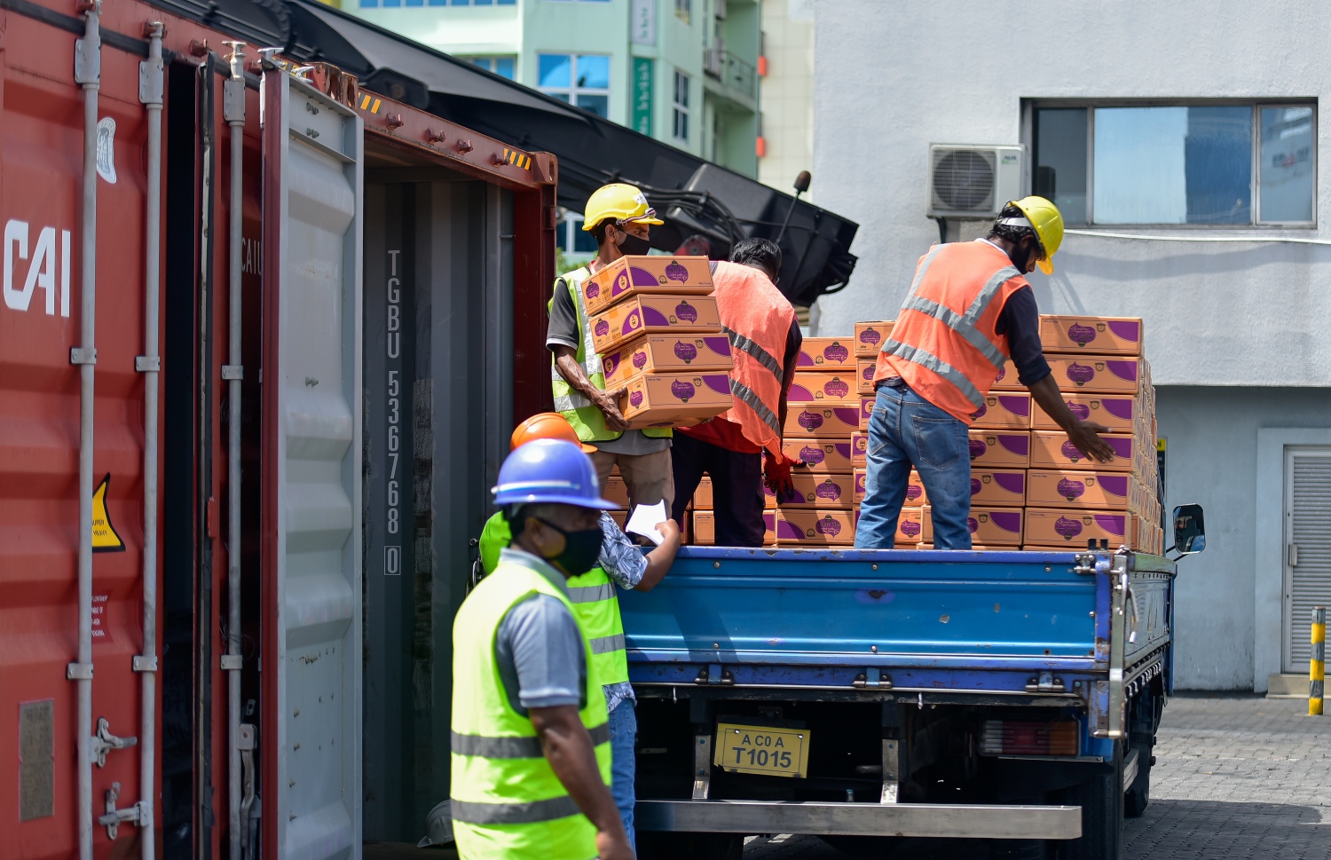 މާލެ: މޭ 21, 2020- ކޮވިޑް-19 އާ ގުޅިގެން މާލެ ސަރަހައްދު ލޮކްޑައުން ކޮށްފައިވާ މި އުނދަގޫ ވަގުތުގައި ވެސް މާލޭ ވިޔަފާރި ބަނދަރުގެ މުވައްޒަފުންގެ މަސައްކަތްތަކަށް މަޑުޖެހުމެއް ނެތި ދަނީ ކުރިއަށް ގެންދަމުން.-- ފޮޓޯ: އަހުމަދު އަވްޝަން / މިހާރު