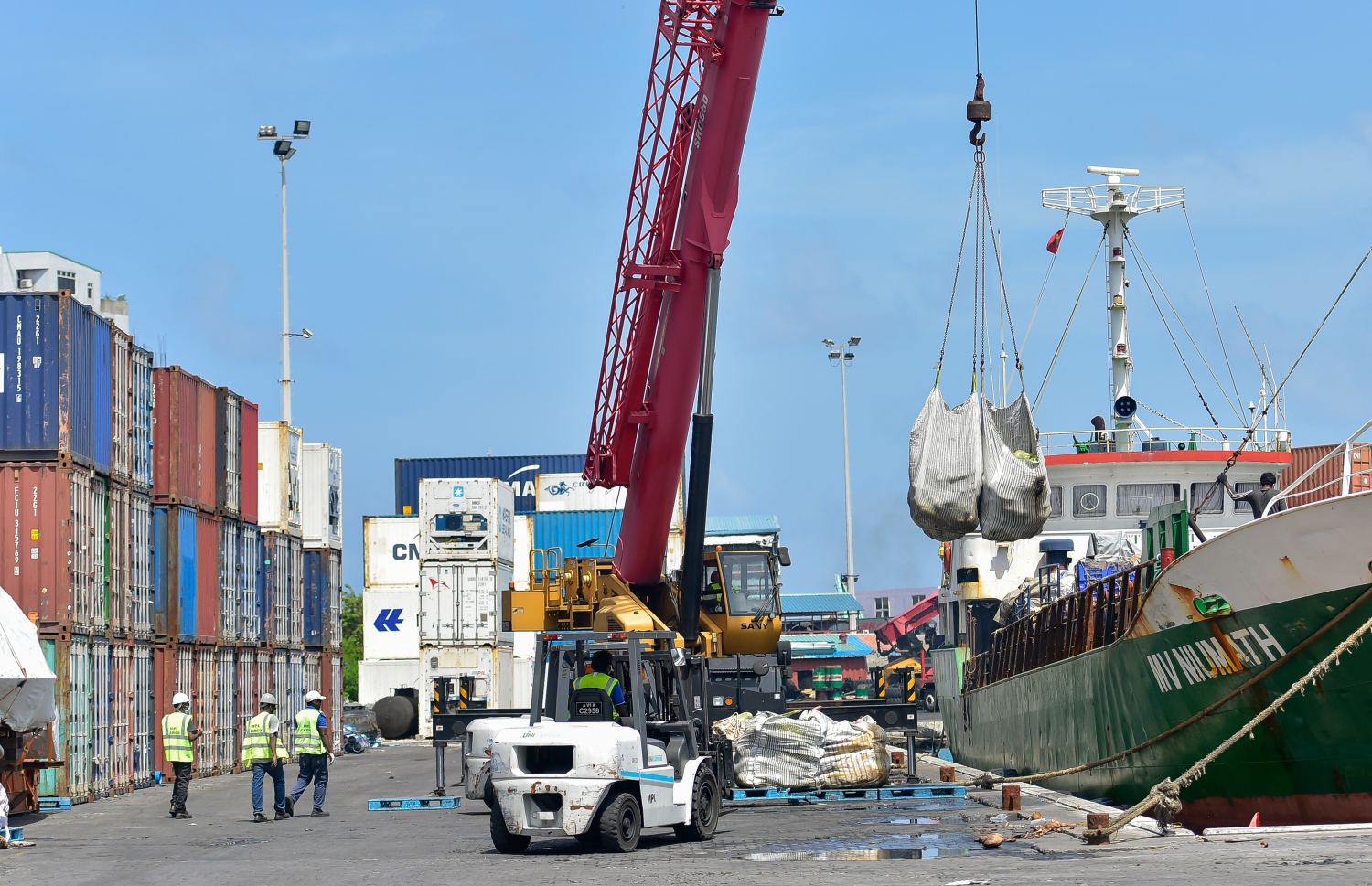 މާލެ: މޭ 21, 2020- ކޮވިޑް-19 އާ ގުޅިގެން މާލެ ސަރަހައްދު ލޮކްޑައުން ކޮށްފައިވާ މި އުނދަގޫ ވަގުތުގައި ވެސް މާލޭ ވިޔަފާރި ބަނދަރުގެ މުވައްޒަފުންގެ މަސައްކަތްތަކަށް މަޑުޖެހުމެއް ނެތި ދަނީ ކުރިއަށް ގެންދަމުން.-- ފޮޓޯ: އަހުމަދު އަވްޝަން / މިހާރު