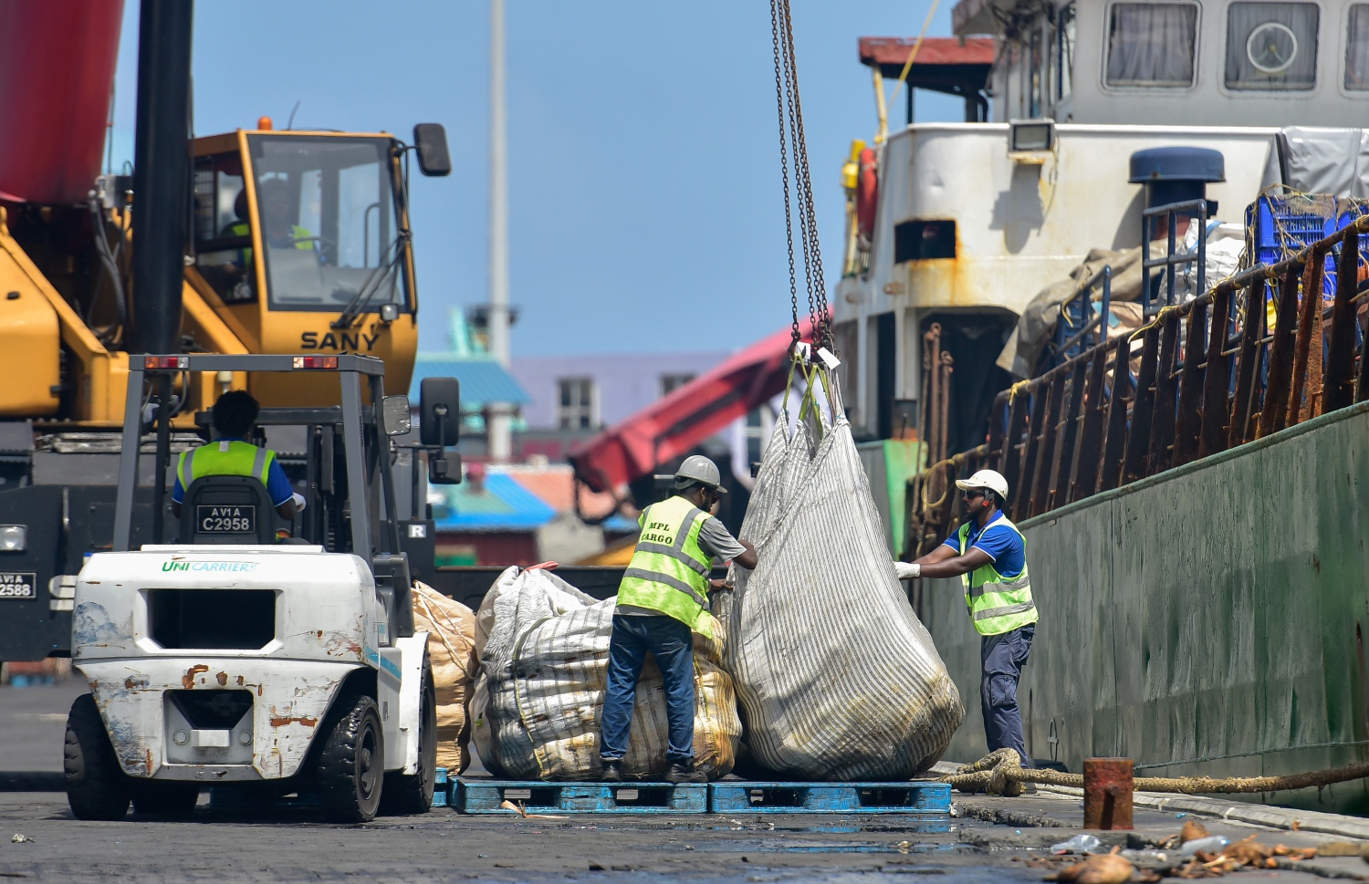 މާލެ: މޭ 21, 2020- ކޮވިޑް-19 އާ ގުޅިގެން މާލެ ސަރަހައްދު ލޮކްޑައުން ކޮށްފައިވާ މި އުނދަގޫ ވަގުތުގައި ވެސް މާލޭ ވިޔަފާރި ބަނދަރުގެ މުވައްޒަފުންގެ މަސައްކަތްތަކަށް މަޑުޖެހުމެއް ނެތި ދަނީ ކުރިއަށް ގެންދަމުން.-- ފޮޓޯ: އަހުމަދު އަވްޝަން / މިހާރު