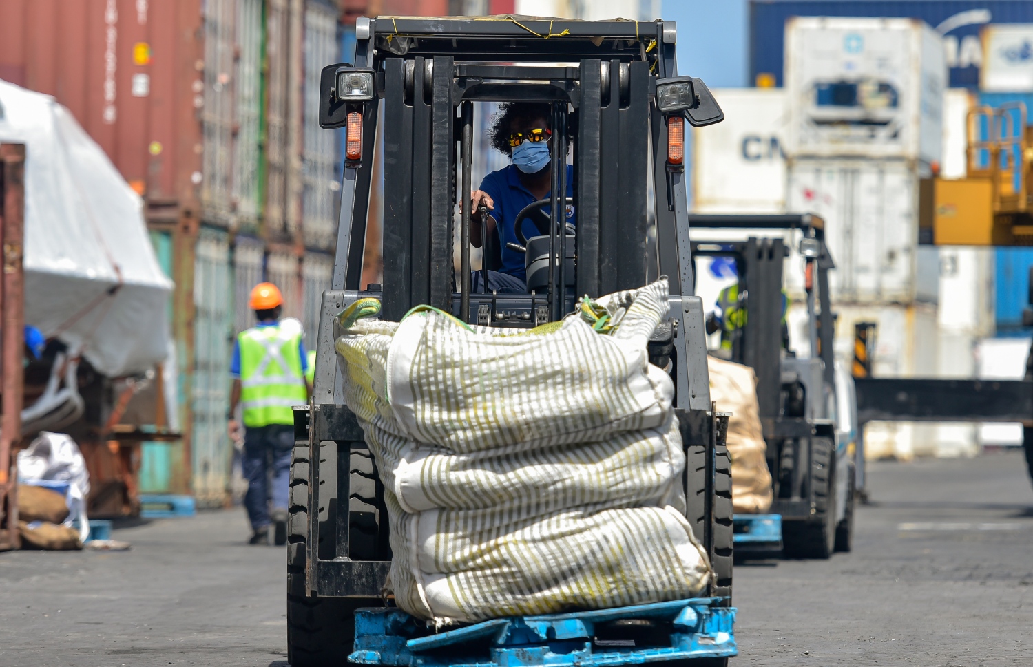 މާލެ: މޭ 21, 2020- ކޮވިޑް-19 އާ ގުޅިގެން މާލެ ސަރަހައްދު ލޮކްޑައުން ކޮށްފައިވާ މި އުނދަގޫ ވަގުތުގައި ވެސް މާލޭ ވިޔަފާރި ބަނދަރުގެ މުވައްޒަފުންގެ މަސައްކަތްތަކަށް މަޑުޖެހުމެއް ނެތި ދަނީ ކުރިއަށް ގެންދަމުން.-- ފޮޓޯ: އަހުމަދު އަވްޝަން / މިހާރު