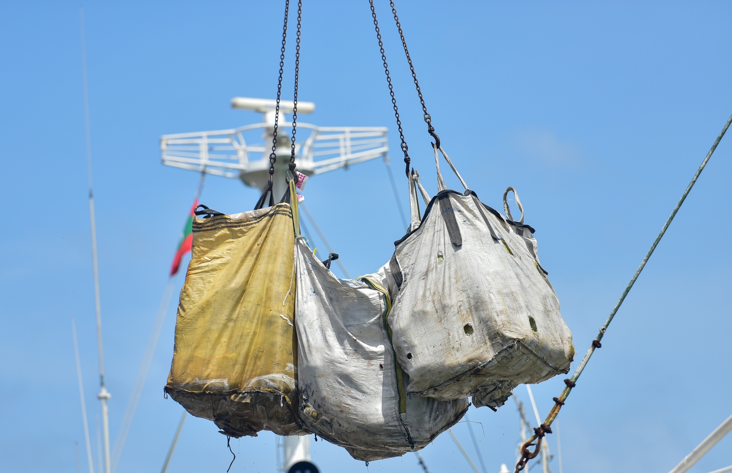 މާލެ: މޭ 21, 2020- ކޮވިޑް-19 އާ ގުޅިގެން މާލެ ސަރަހައްދު ލޮކްޑައުން ކޮށްފައިވާ މި އުނދަގޫ ވަގުތުގައި ވެސް މާލޭ ވިޔަފާރި ބަނދަރުގެ މުވައްޒަފުންގެ މަސައްކަތްތަކަށް މަޑުޖެހުމެއް ނެތި ދަނީ ކުރިއަށް ގެންދަމުން.-- ފޮޓޯ: އަހުމަދު އަވްޝަން / މިހާރު