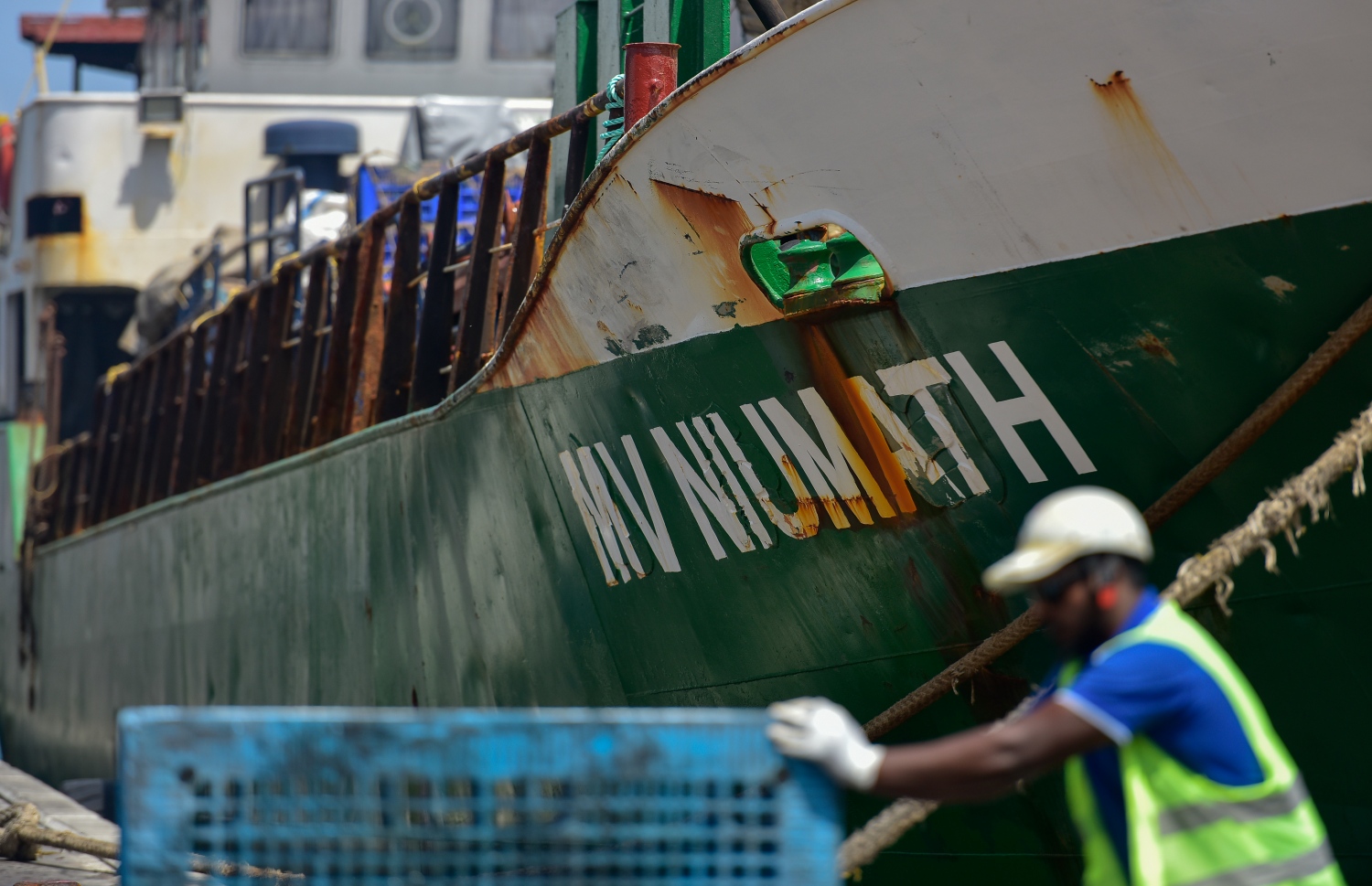 މާލެ: މޭ 21, 2020- ކޮވިޑް-19 އާ ގުޅިގެން މާލެ ސަރަހައްދު ލޮކްޑައުން ކޮށްފައިވާ މި އުނދަގޫ ވަގުތުގައި ވެސް މާލޭ ވިޔަފާރި ބަނދަރުގެ މުވައްޒަފުންގެ މަސައްކަތްތަކަށް މަޑުޖެހުމެއް ނެތި ދަނީ ކުރިއަށް ގެންދަމުން.-- ފޮޓޯ: އަހުމަދު އަވްޝަން / މިހާރު