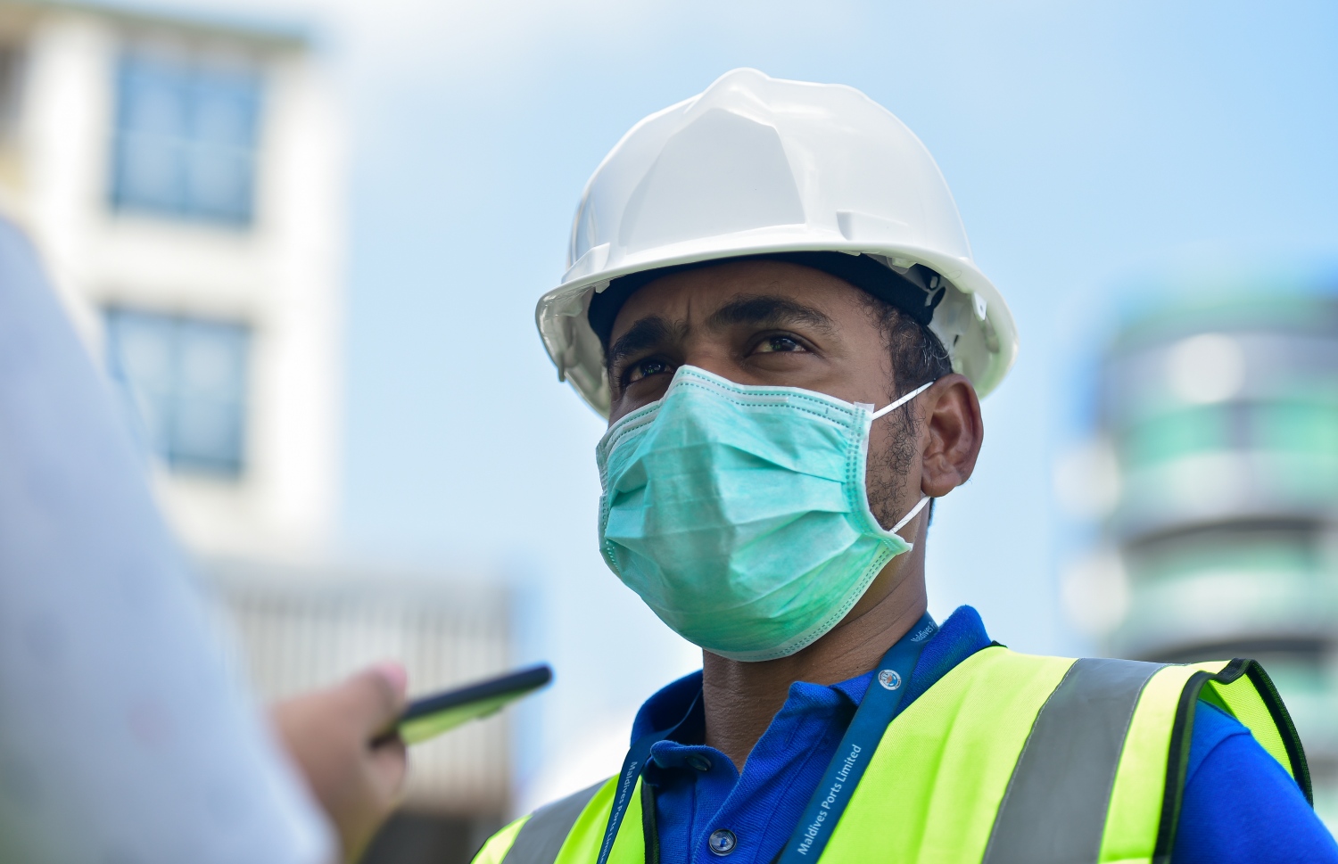 މާލެ: މޭ 21, 2020- ކޮވިޑް-19 އާ ގުޅިގެން މާލެ ސަރަހައްދު ލޮކްޑައުން ކޮށްފައިވާ މި އުނދަގޫ ވަގުތުގައި ވެސް މާލޭ ވިޔަފާރި ބަނދަރުގެ މުވައްޒަފުންގެ މަސައްކަތްތަކަށް މަޑުޖެހުމެއް ނެތި ދަނީ ކުރިއަށް ގެންދަމުން.-- ފޮޓޯ: އަހުމަދު އަވްޝަން / މިހާރު