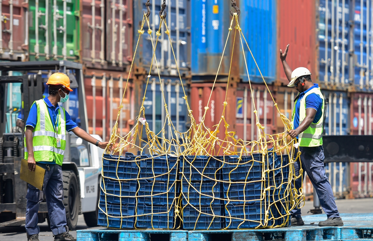 މާލެ: މޭ 21, 2020- ކޮވިޑް-19 އާ ގުޅިގެން މާލެ ސަރަހައްދު ލޮކްޑައުން ކޮށްފައިވާ މި އުނދަގޫ ވަގުތުގައި ވެސް މާލޭ ވިޔަފާރި ބަނދަރުގެ މުވައްޒަފުންގެ މަސައްކަތްތަކަށް މަޑުޖެހުމެއް ނެތި ދަނީ ކުރިއަށް ގެންދަމުން.-- ފޮޓޯ: އަހުމަދު އަވްޝަން / މިހާރު