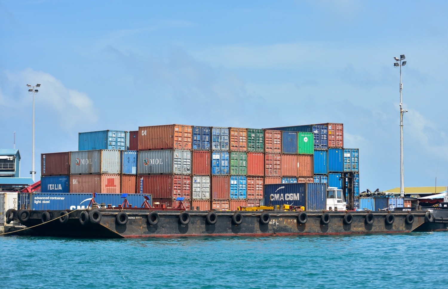 މާލެ: މޭ 21, 2020- ކޮވިޑް-19 އާ ގުޅިގެން މާލެ ސަރަހައްދު ލޮކްޑައުން ކޮށްފައިވާ މި އުނދަގޫ ވަގުތުގައި ވެސް މާލޭ ވިޔަފާރި ބަނދަރުގެ މުވައްޒަފުންގެ މަސައްކަތްތަކަށް މަޑުޖެހުމެއް ނެތި ދަނީ ކުރިއަށް ގެންދަމުން.-- ފޮޓޯ: އަހުމަދު އަވްޝަން / މިހާރު