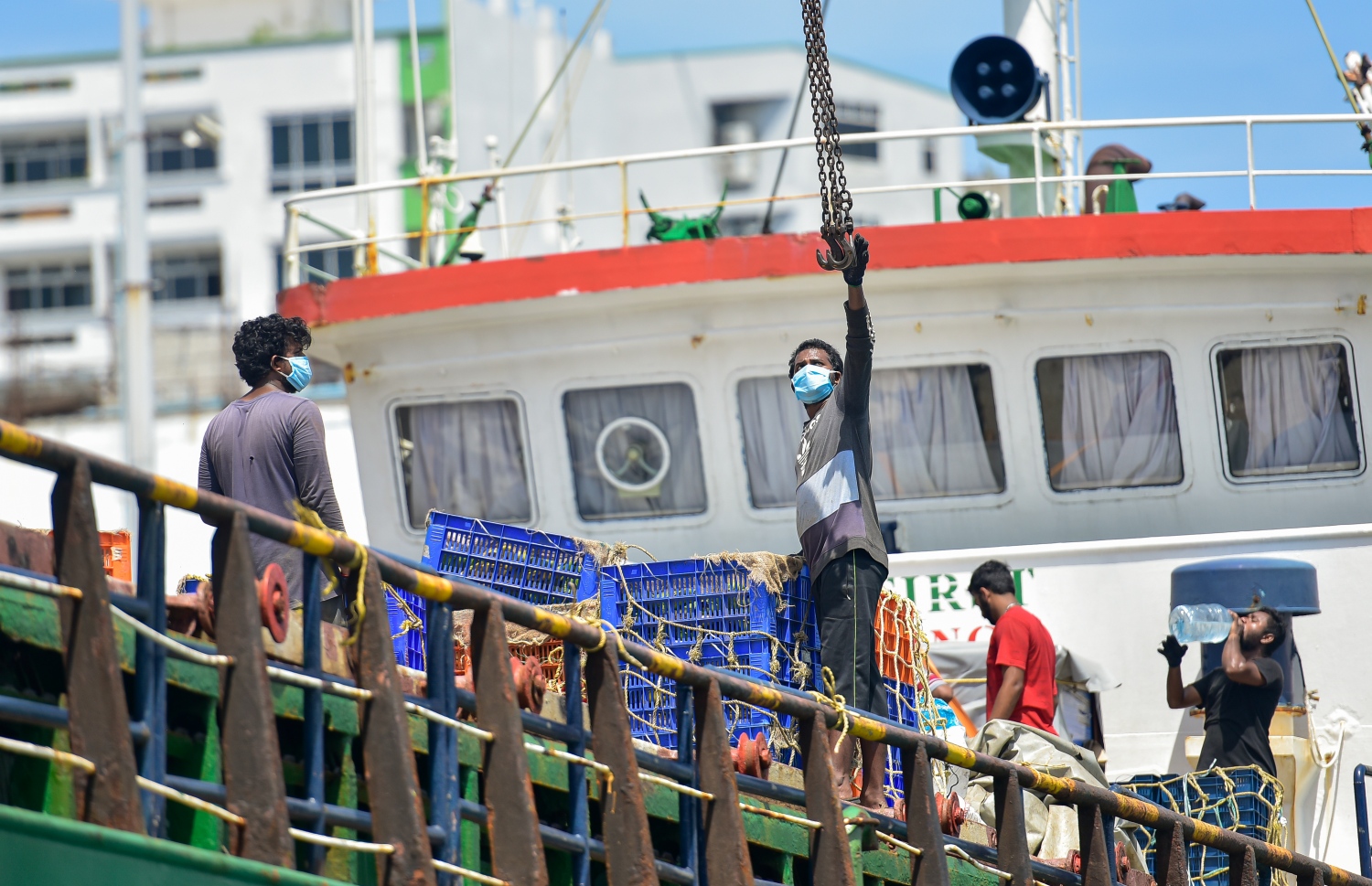 މާލެ: މޭ 21, 2020- ކޮވިޑް-19 އާ ގުޅިގެން މާލެ ސަރަހައްދު ލޮކްޑައުން ކޮށްފައިވާ މި އުނދަގޫ ވަގުތުގައި ވެސް މާލޭ ވިޔަފާރި ބަނދަރުގެ މުވައްޒަފުންގެ މަސައްކަތްތަކަށް މަޑުޖެހުމެއް ނެތި ދަނީ ކުރިއަށް ގެންދަމުން.-- ފޮޓޯ: އަހުމަދު އަވްޝަން / މިހާރު