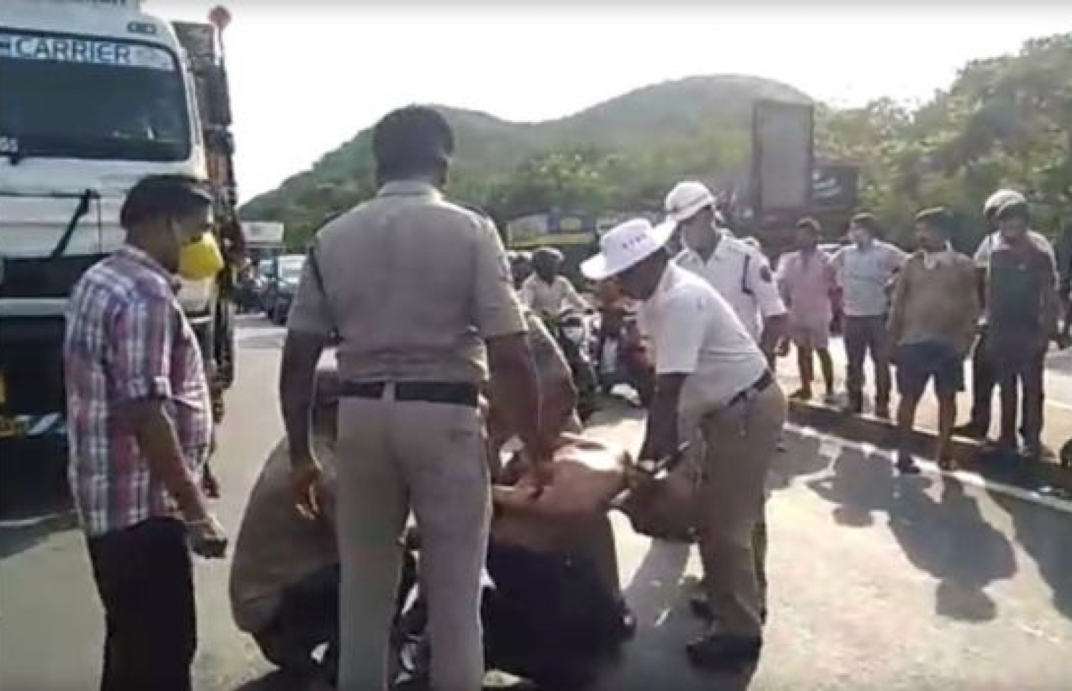 ފުލުހުން ޑޮކްޓަރު ހައްޔަރުކުރަނީ.