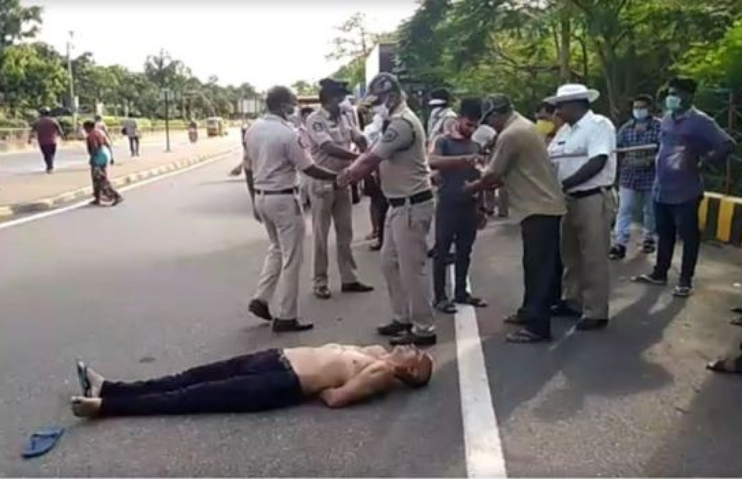 ފުލުހުން ޑޮކްޓަރު ހައްޔަރުކުރަނީ.