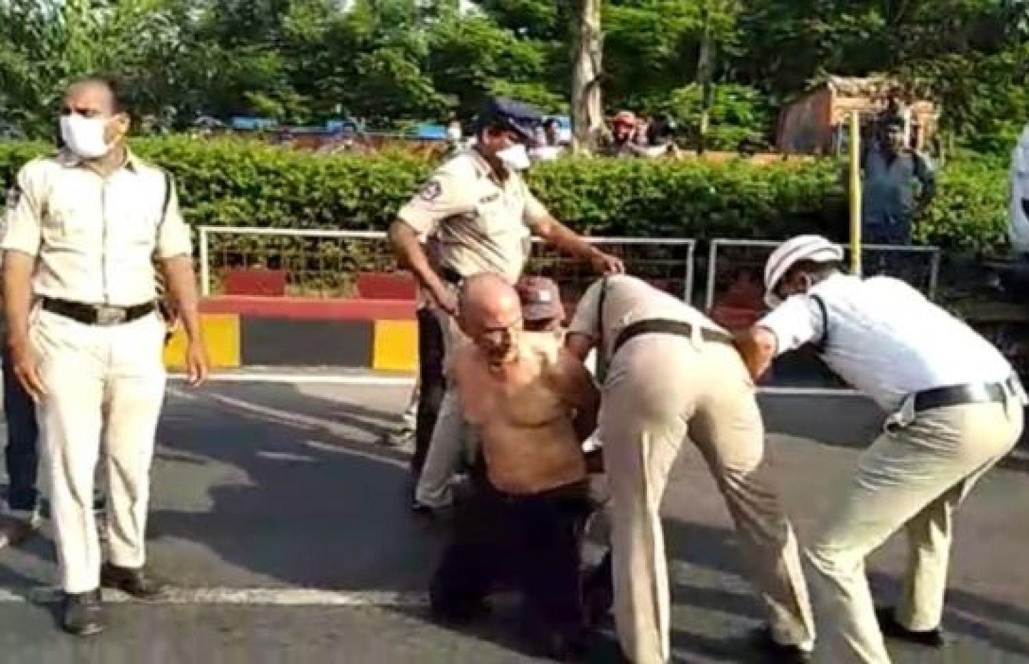 ފުލުހުން ޑޮކްޓަރު ހައްޔަރުކުރަނީ.