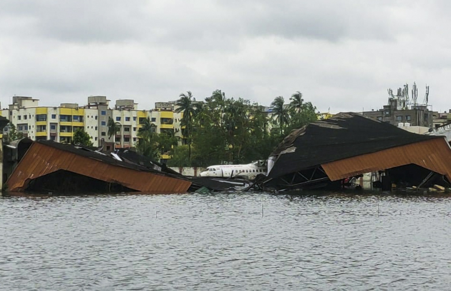 ތޫފާނުގައި ކަލްކަތާ އެއާޕޯޓުގައި މިއަދު ފެންބޮޑުވެފައި. --ފޮޓޯ:އޭއެފްޕީ